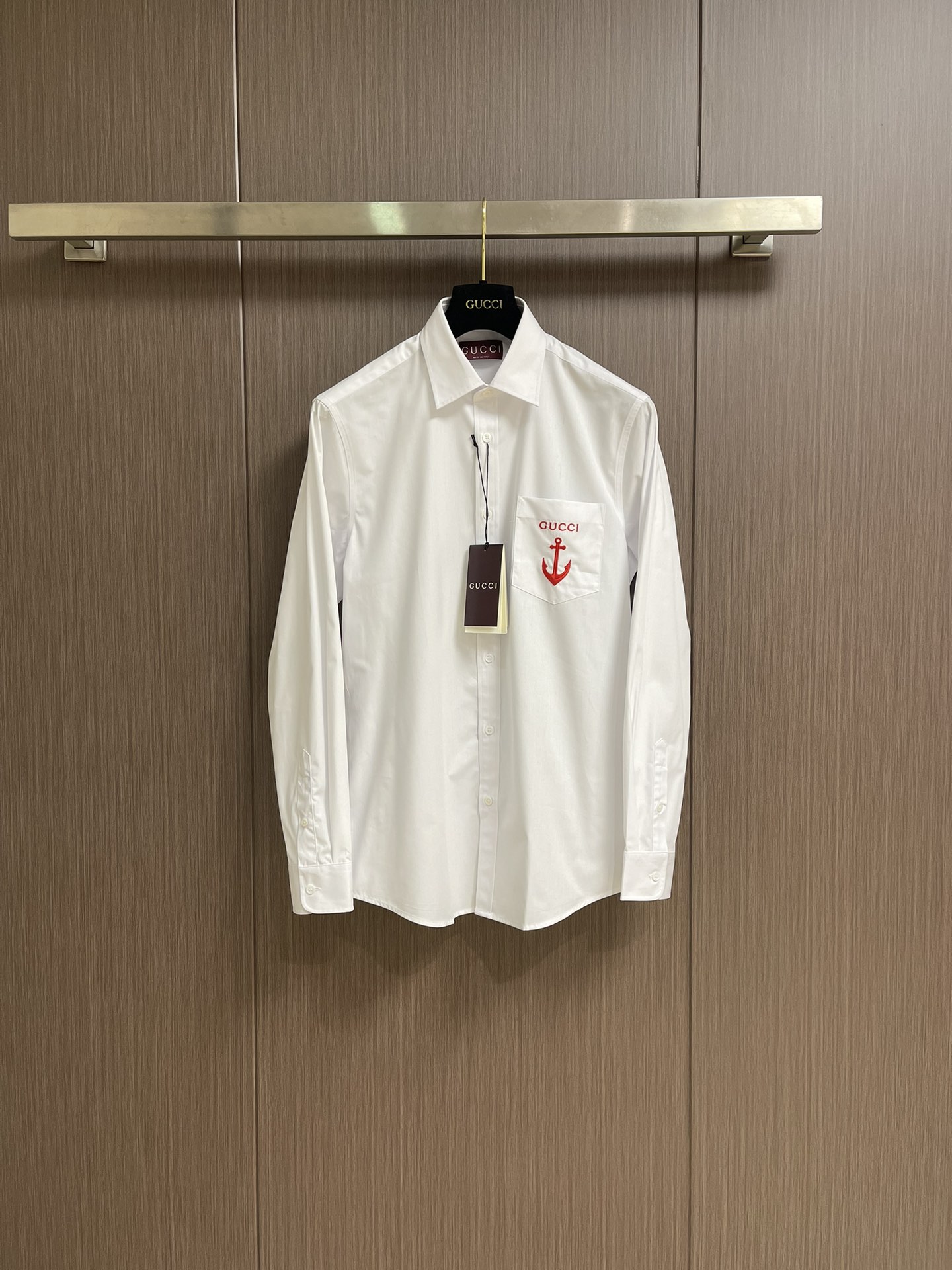 NO:478902,GUCCI 2025ss summer new long-sleeved shirt, made of white cotton poplin, ingeniously embellished Gucci anchor embroidery. High precision, smooth and delicate lines, adopting the rollover and buried line technology, can provide high-quality sewing effect, smooth and neat, neat and tidy, the fabric is sand-washed and has better texture, not easy to deform, not shrink, not easy to fade, maintain long-term beauty. Size S-XXL,,gucci,shirts,alexander wang19860909GUCCI 2025ss夏季新款长袖衬衫,以白色棉府绸打造,匠心缀饰Gucci船锚刺绣.精度高 线条流畅而细腻,采用侧翻埋夹车线工艺 能够提供优质的缝合效果 平顺整洁 工整整洁,面料都经过砂洗手感质感更佳 不易变形 不易缩水 不易褪色 保持长久的美观.尺码S-XXL,,gucci,shirts,alexander wang,Men's clothing