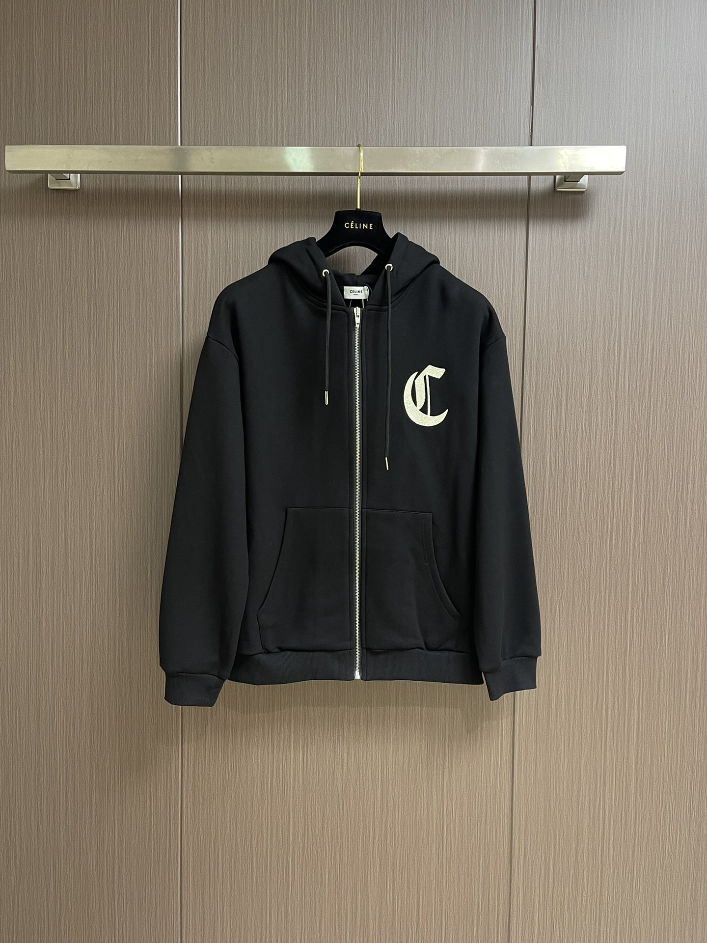 NO:478908,CELINE embroidered hoodie zipper jacket, 420 grams of terry fabric, with light fleece craftsmanship. The model uses a long yarn double strand fixed woven pure cotton style. The thread is matched with 2*2 double yarn 460 grams of matching threads. It uses 3D flat embroidery. This model uses imported Tajima machine, fixed dyed fixed woven embroidery thread. The number of embroidery needles in ready-to-wear embroidery is up to 36,000 stitches. Each detail position is consistent with the original version. The zipper uses an electroplated bright silver pull head, engraved with the CELINE logo, and the pull teeth are smoother. The rope is customized with 1.3 size. It is matched with an electroplated lettering tail clip. The hoodie position has a corn plating lettering. All auxiliary materials have the original logo logo. Size S-XL, celine, jackets & coats, hats, alexander wang19860909CELINE 刺绣帽衫拉链外套,采用420克毛圈面料,面料做有轻微抓绒工艺.该款采用长纱双股定织纯棉款.螺纹搭配2*2双纱460克配套螺纹.采用3D塌米平面刺绣,该款刺绣采用进口田岛机,定染定织绣花线.成衣刺绣针数高达3.6万针.每一个细节位都与原版一致. 拉链采用电镀亮白银拉头,刻有CELINE标志,拉牙采用欧款拉牙使用更加顺滑.绳子采用定制剪裁1.3尺寸.搭配电镀刻字尾夹.帽衫位鸡眼电镀刻字.所有辅料都带有原版标志logo.尺码S-XL,,celine,jackets & coats,hats,alexander wang,Men's clothing