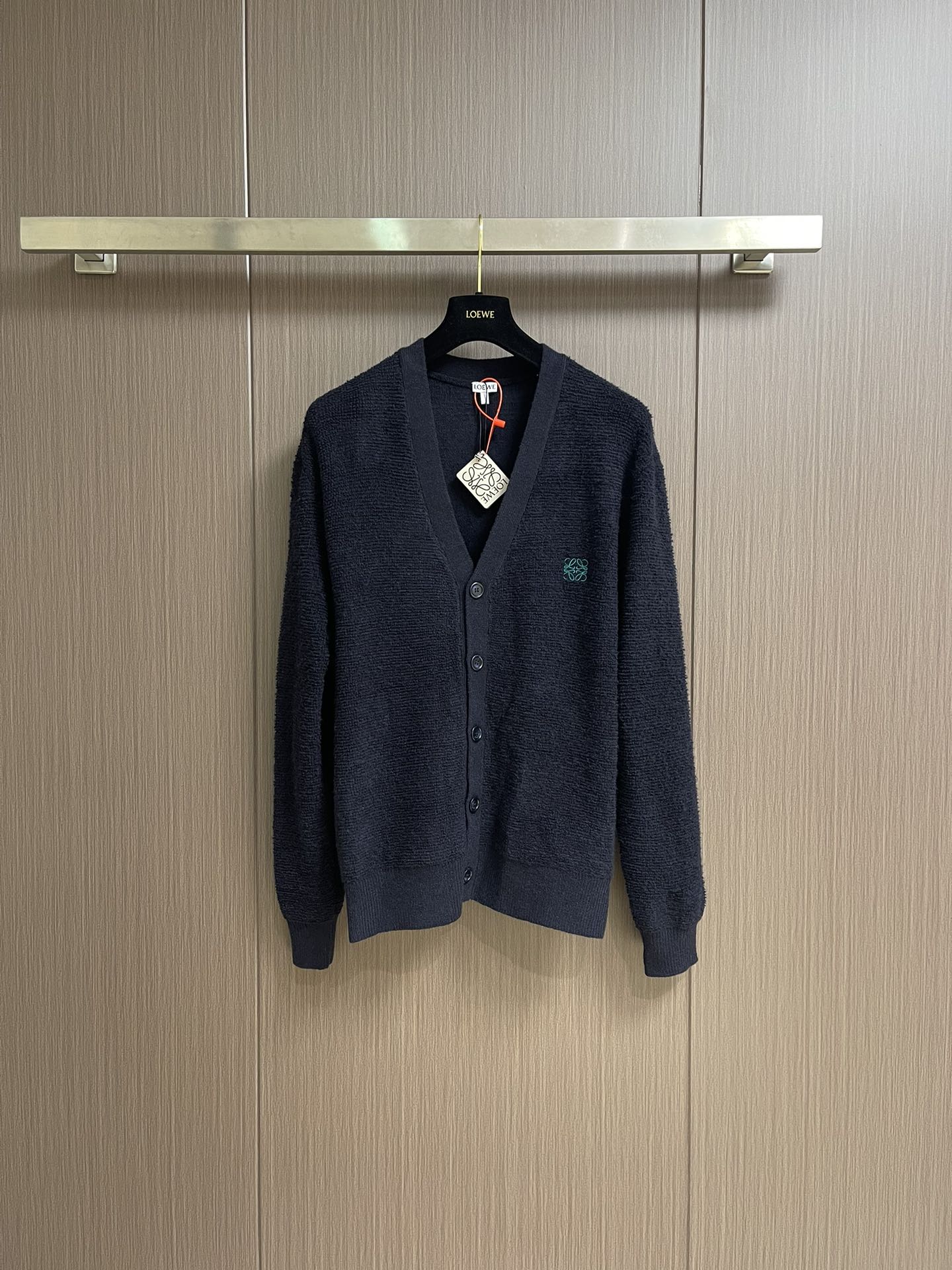 NO:478961,Loewe Anagram embroidered cardigan sweater, fixed-wool cardigan yarn Delicate and soft Comfortable skin Focus on the skin Mainly with deep and charming navy blue Mysterious and elegant Simple and generous Lines Fluent and natural The V-neck design elegantly displays the neckline, adding a sense of sexiness and intelligence Iconic Loewe Anagram embroidery embroidery embroidery on the chest As a concrete expression of the brand spirit Cardigan button sorting guides the flow of sight A casual and lazy atmosphere Painting a fashionable outfit scroll, using imported machine embroidery technology Use advanced computer control systems and precision mechanical components to realize Loewe Anagram embroidery operation High precision Fluid and delicate lines, soft and deodorizing process for laundry washing and deodorizing clothing through professional washing equipment and specific detergents  Improve the feel and appearance of clothes. Size S-XL, loewe, sweaters, alexander wang19860909Loewe Anagram 刺绣开衫毛衣,定织上乘羊毛开衫纱线 细腻柔软 舒适贴肤 以深邃而迷人的海军蓝为主色调 神秘而优雅 简洁大方 线条流畅自然 V领的设计优雅地展现出颈部线条 增添了一份性感与知性 标志性Loewe Anagram 刺绣点缀于胸前 作为品牌精神的具象化表达 开衫纽扣排序引导着视线的流动 随性懒惰的氛围 绘就时尚穿搭画卷,采用进口机刺绣工艺 使用先进的计算机控制系统和精密的机械部件 实现Loewe Anagram刺绣作业 精度高 线条流畅而细腻,成衣洗水加软去味工艺 通过专业的洗涤设备和特定的洗涤剂 对衣物进行深度清洁和去味处理 改善衣物的手感和外观.尺码S-XL,,loewe,sweaters,alexander wang,Men's clothing