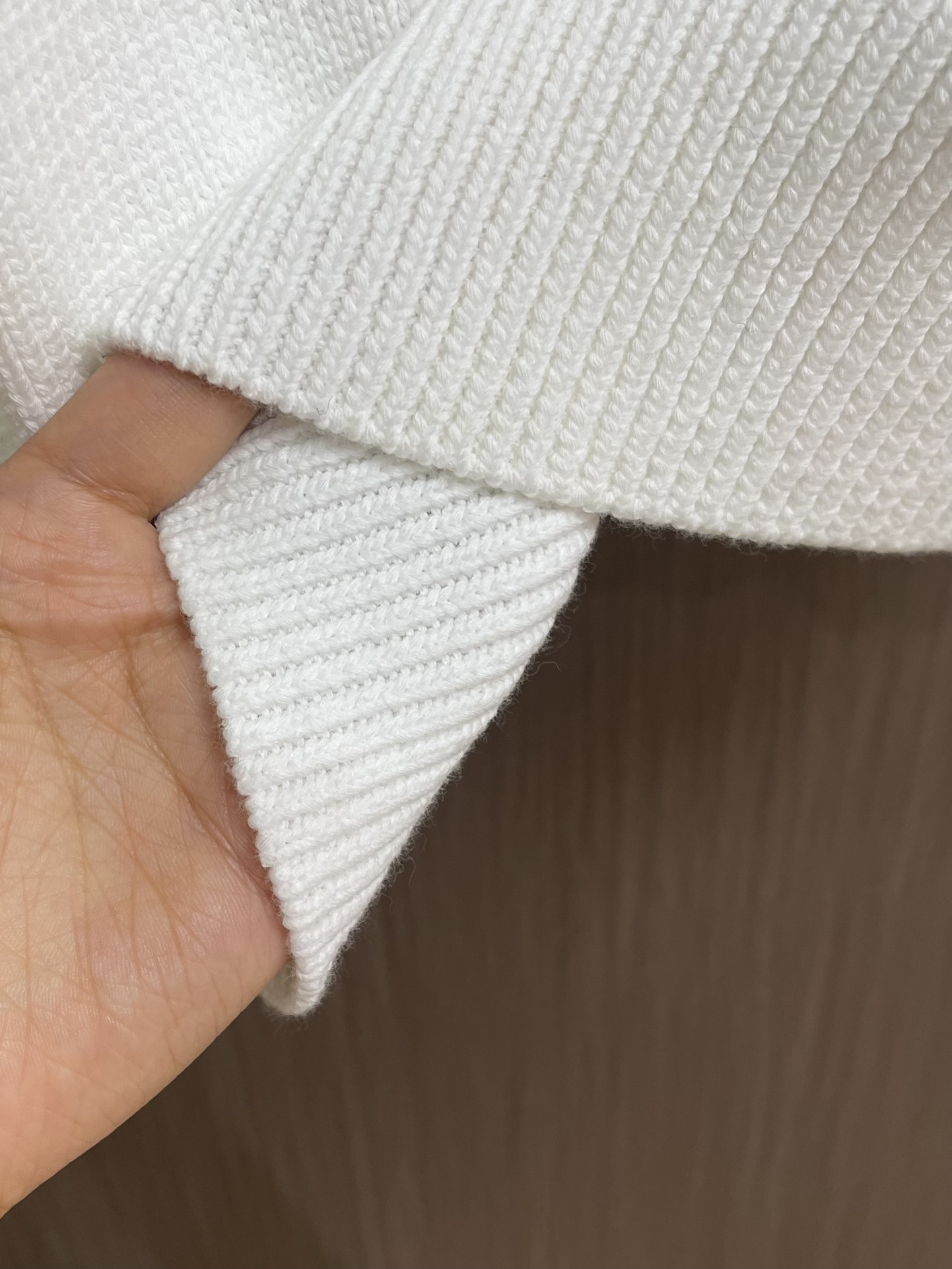 Title: Dior Embroidered Sweaters with “Dior For My Real Friends” Declaration Summary: Dior sweaters feature custom cotton-fruit fabrics and towel embroidery, creating a delicate brand emblem - 图片 8