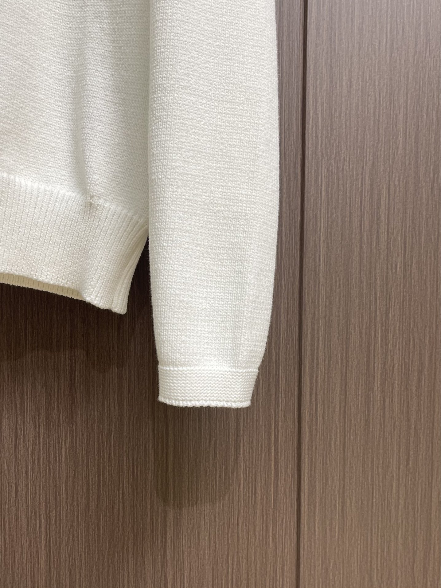 Title: Dior Embroidered Sweaters with “Dior For My Real Friends” Declaration Summary: Dior sweaters feature custom cotton-fruit fabrics and towel embroidery, creating a delicate brand emblem - 图片 9