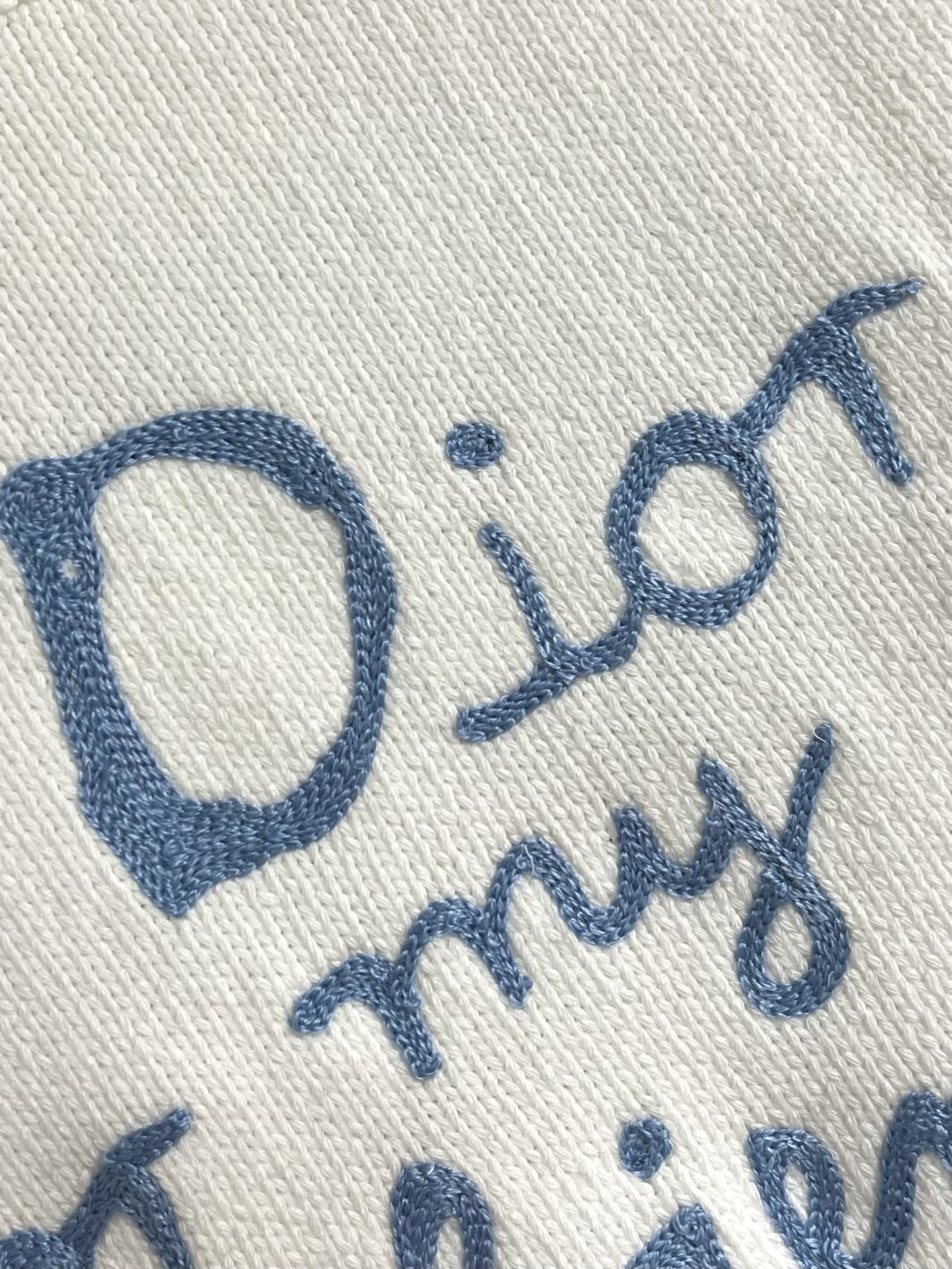 Title: Dior Embroidered Sweaters with “Dior For My Real Friends” Declaration Summary: Dior sweaters feature custom cotton-fruit fabrics and towel embroidery, creating a delicate brand emblem - 图片 5