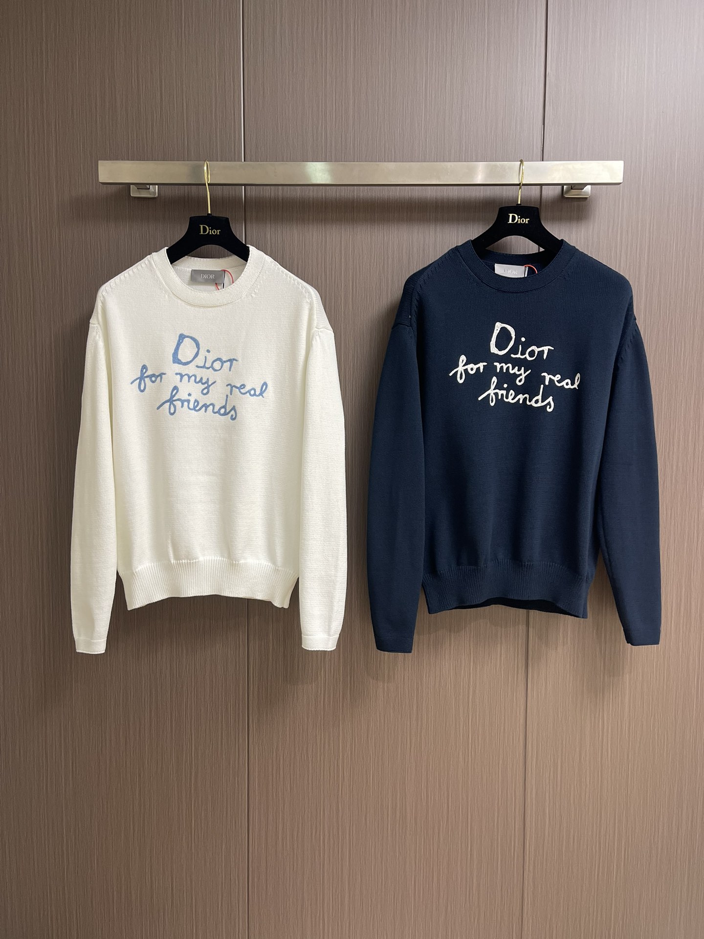 Title: Dior Embroidered Sweaters with “Dior For My Real Friends” Declaration Summary: Dior sweaters feature custom cotton-fruit fabrics and towel embroidery, creating a delicate brand emblem - 图片 3