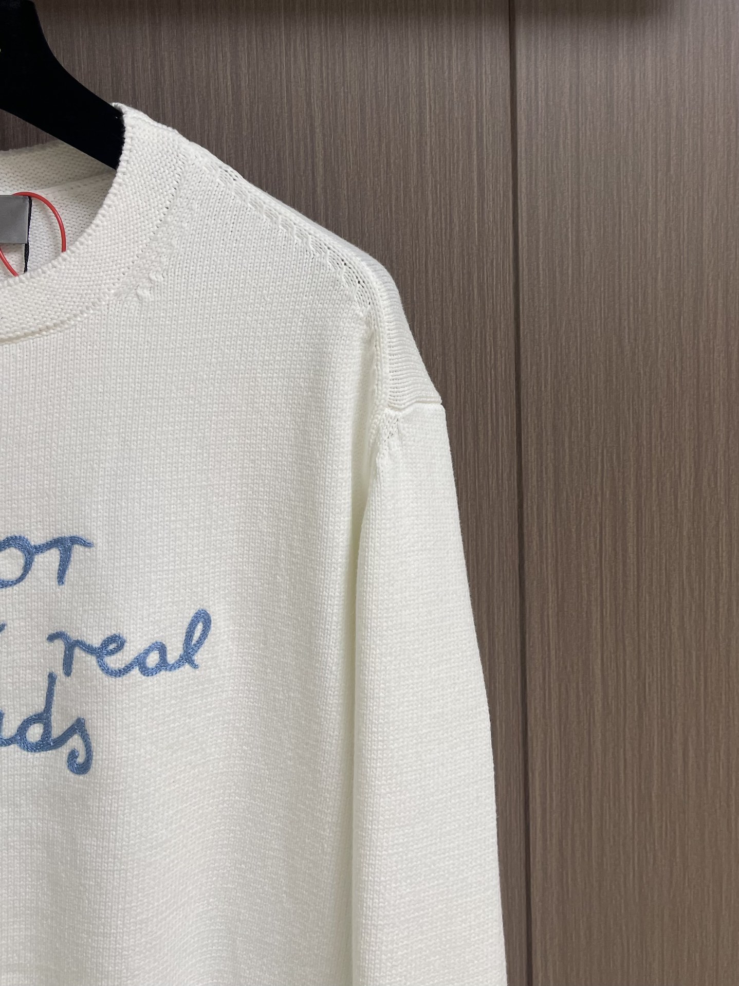Title: Dior Embroidered Sweaters with “Dior For My Real Friends” Declaration Summary: Dior sweaters feature custom cotton-fruit fabrics and towel embroidery, creating a delicate brand emblem - 图片 4