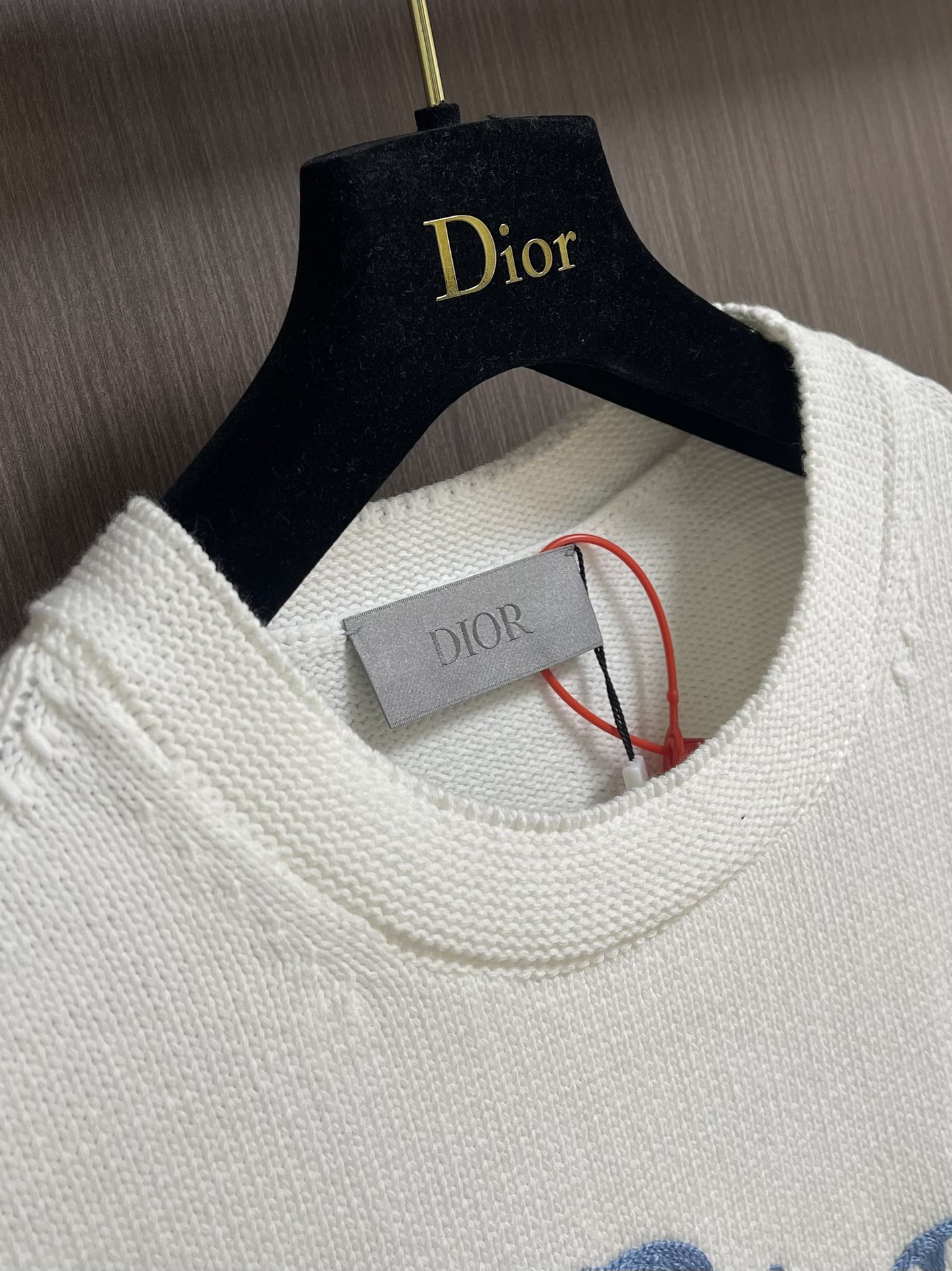 Title: Dior Embroidered Sweaters with “Dior For My Real Friends” Declaration Summary: Dior sweaters feature custom cotton-fruit fabrics and towel embroidery, creating a delicate brand emblem - 图片 6