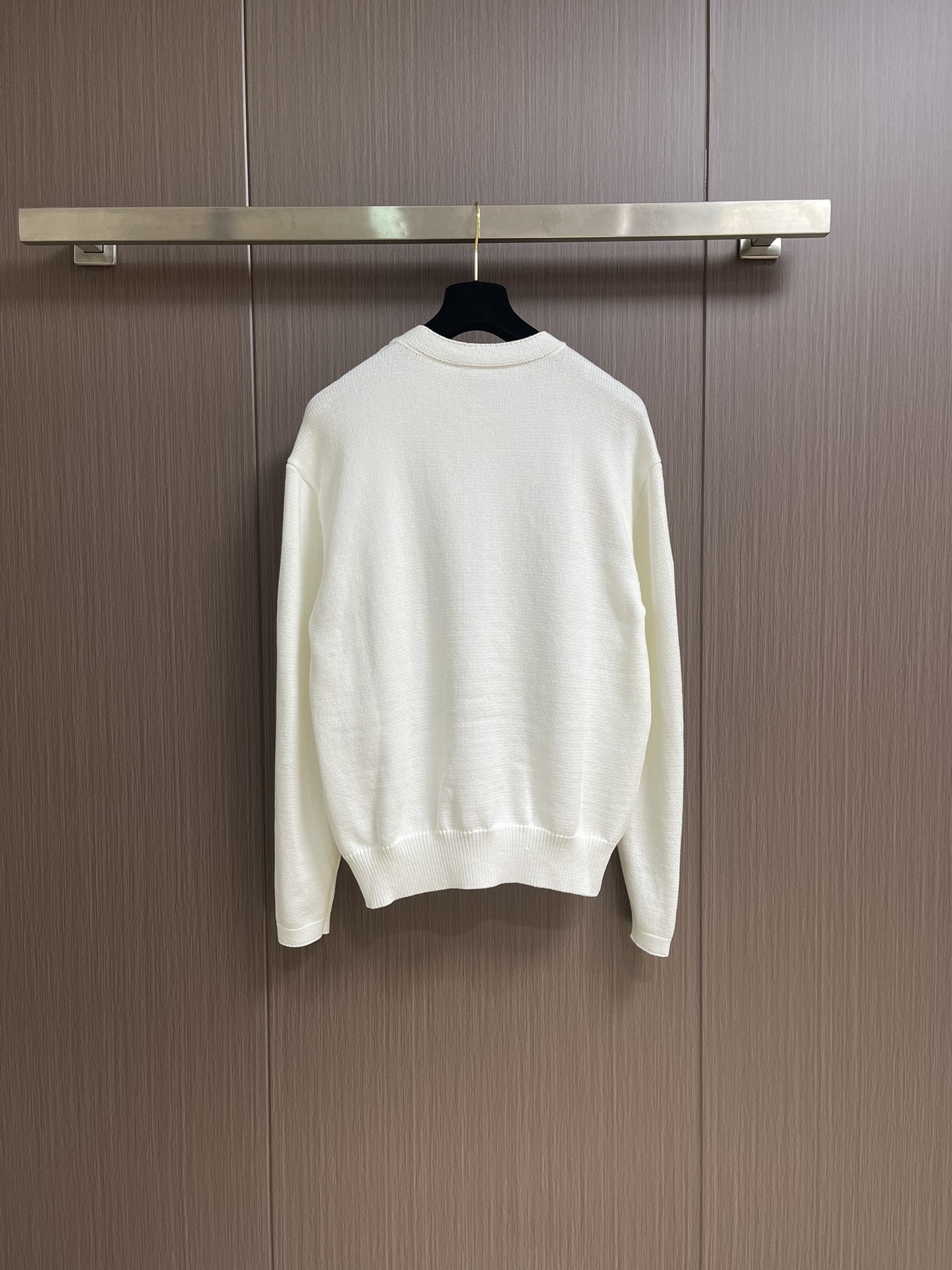 Title: Dior Embroidered Sweaters with “Dior For My Real Friends” Declaration Summary: Dior sweaters feature custom cotton-fruit fabrics and towel embroidery, creating a delicate brand emblem - 图片 2