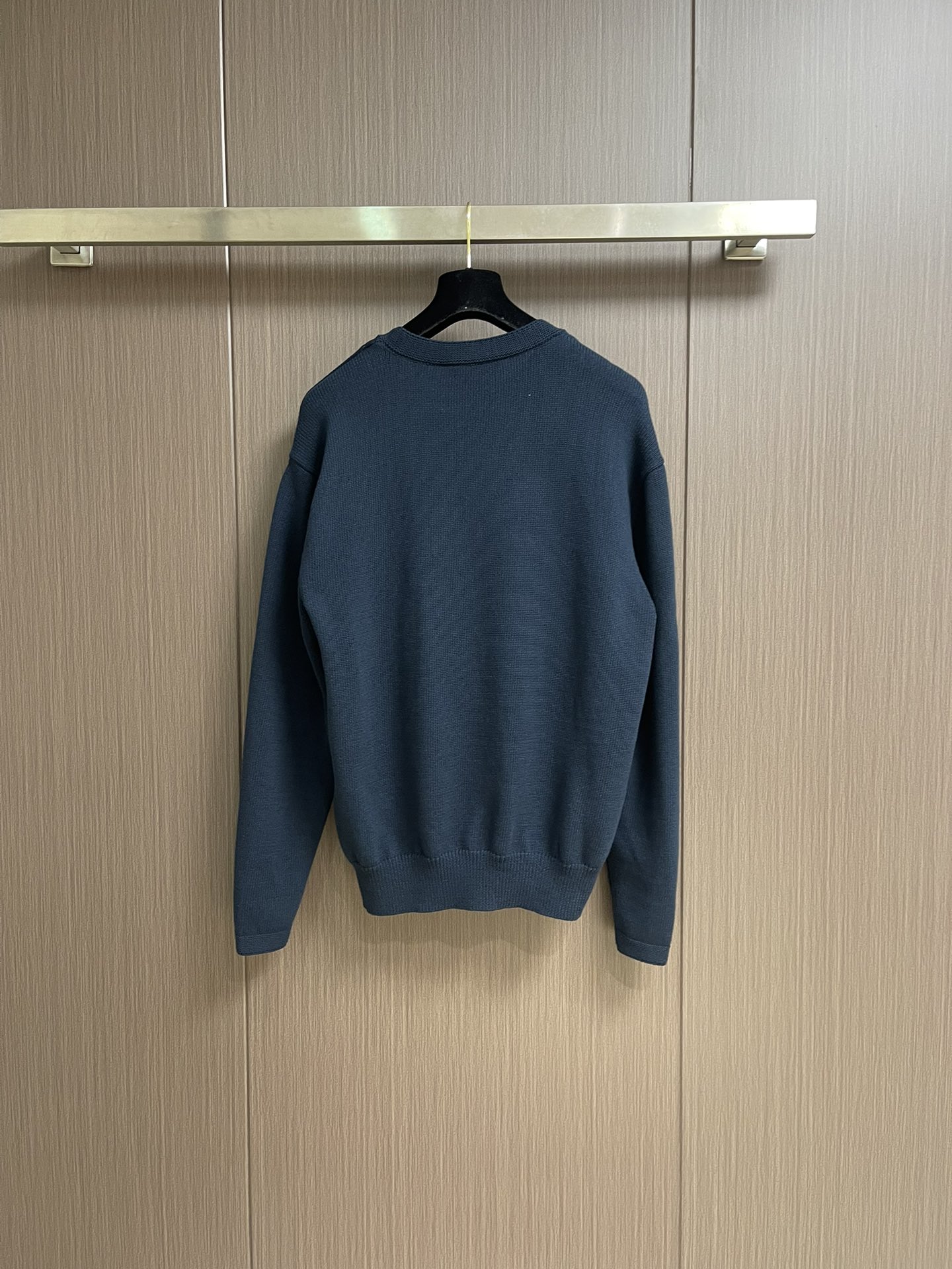 “Dior Embroidered Long-Sleeved Sweaters: Custom Cotton-Fruit Fabrics with Towel Embroidery Process” - 图片 2