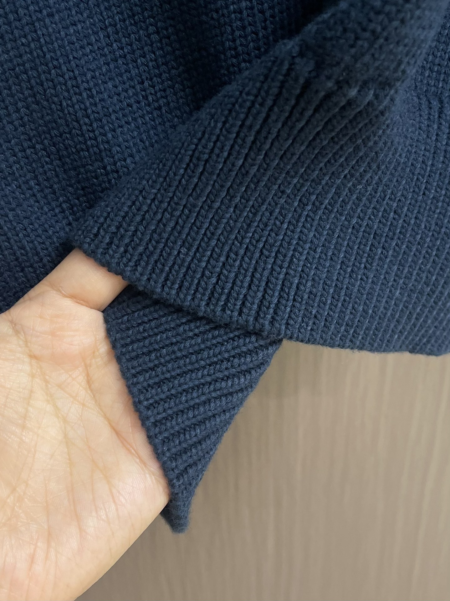 “Dior Embroidered Long-Sleeved Sweaters: Custom Cotton-Fruit Fabrics with Towel Embroidery Process” - 图片 8