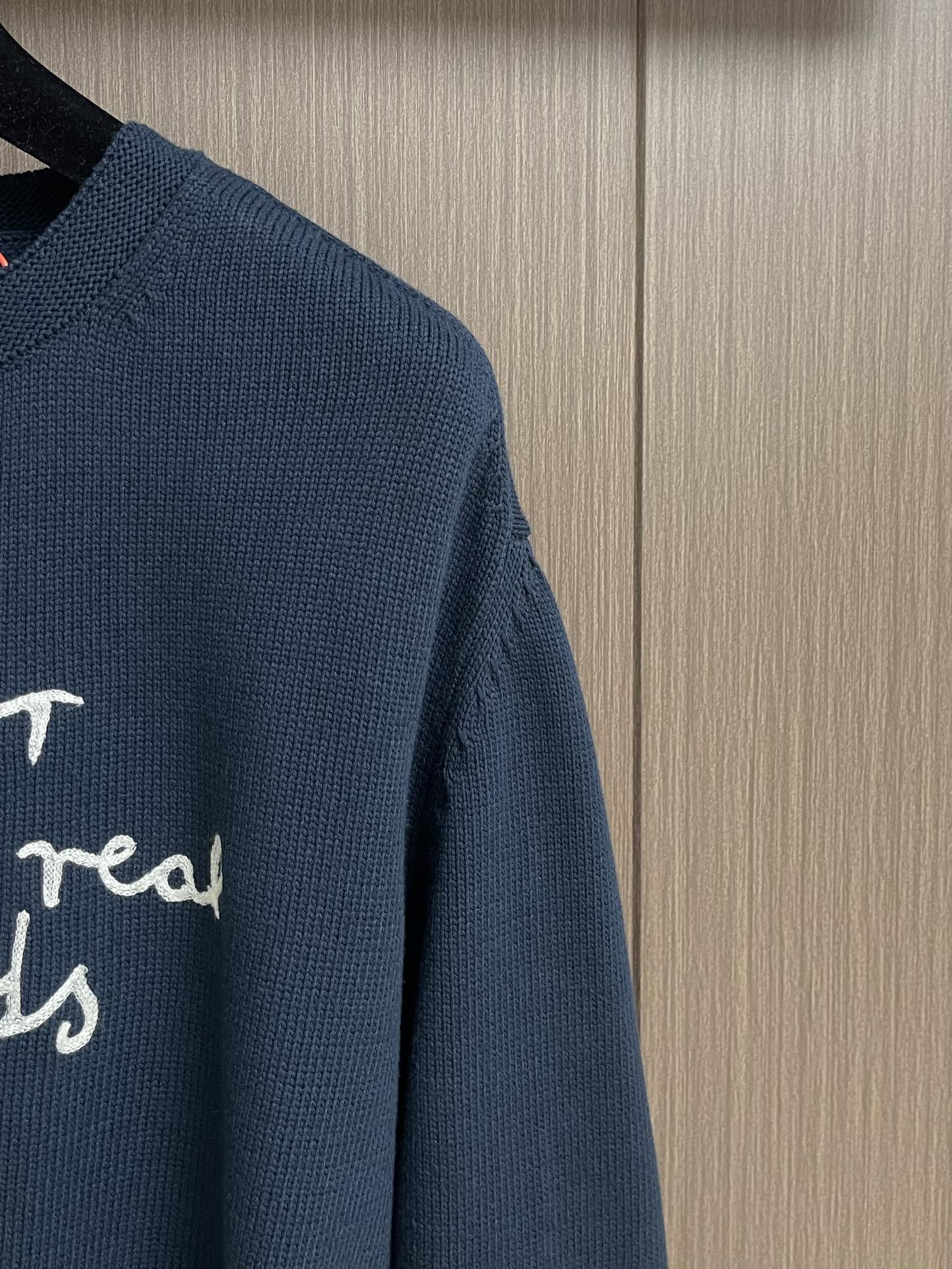 “Dior Embroidered Long-Sleeved Sweaters: Custom Cotton-Fruit Fabrics with Towel Embroidery Process” - 图片 4