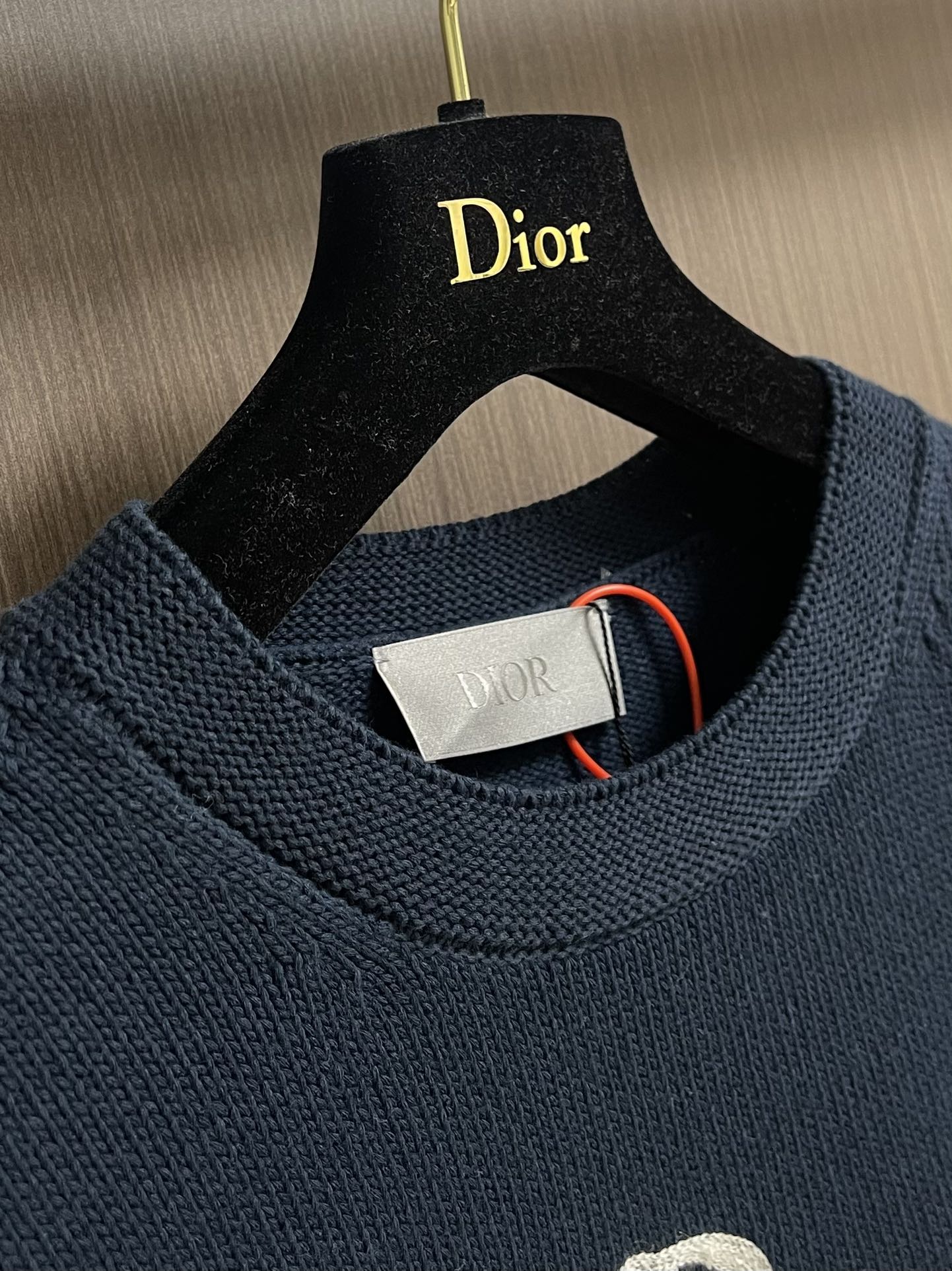 “Dior Embroidered Long-Sleeved Sweaters: Custom Cotton-Fruit Fabrics with Towel Embroidery Process” - 图片 6