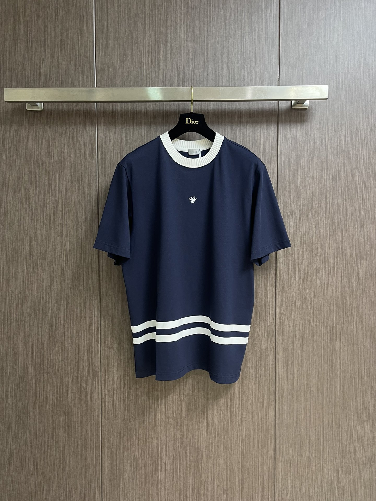 NO:501614,Dior's new blue and white color-blocked big bee short-sleeved T-shirt, this color-blocked big bee short-sleeved T-shirt is simply an excellent choice for summer outfits!  High-quality knitted cotton fabric is made of high-quality texture, soft and comfortable, close to the body and skin-friendly and breathable, and will not be stuffy in summer. The loose style is very friendly to all kinds of figures, not picky for people to wear, and it is easy and casual to match. The classic blue and white color-blocking design is simple and fashionable. The exquisite big bee embroidery on the chest adds a unique highlight to the overall shape, highlighting the luxury and style of the brand. Size XS-L,,dior,T-shirt,tees,t-shirt,alexander wang19860909Dior 新款蓝白拼色大蜜蜂短袖T恤,这款拼色大蜜蜂短袖T恤,简直是夏日穿搭的绝佳之选！采用高克重针织棉面料,质感上乘,柔软又舒适,贴身穿亲肤透气,夏天穿着也不会闷热.宽松的版型对各种身材都很友好,不挑人穿,搭配起来轻松又随性.经典的蓝白拼色设计,简约又不失时尚感,胸前精致的大蜜蜂刺绣,更是为整体造型增添了独特的亮点,彰显出品牌的奢华与格调.尺码XS-L,,dior,T-shirt,tees，t-shirt,alexander wang,Men's clothing