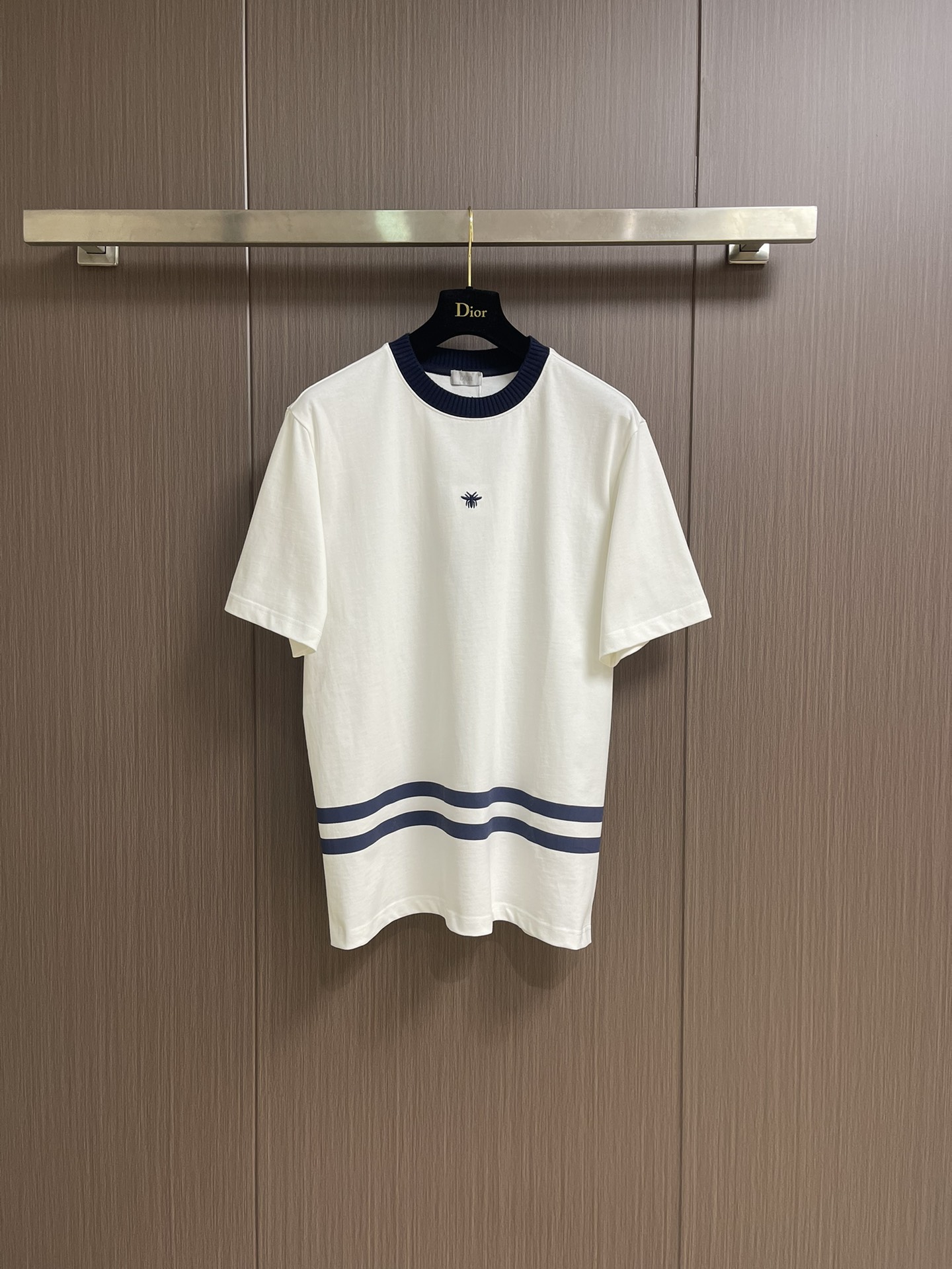 NO:478929,Dior's new blue and white color-blocked big bee short-sleeved T-shirt, this color-blocked big bee short-sleeved T-shirt is simply an excellent choice for summer outfits!  High-quality knitted cotton fabric is made of high-quality texture, soft and comfortable, close to the body and skin-friendly and breathable, and it will not be stuffy in summer. The loose style is very friendly to all kinds of figures, not picky for people to wear, and it is easy and casual to match. The classic blue and white color combination design is simple and fashionable, and the exquisite big bee embroidery on the chest adds a unique highlight to the overall shape, highlighting the luxury and style of the brand. Size XS-L,,dior,T-shirt,tees,t-shirt,alexander wang19860909Dior 新款蓝白拼色大蜜蜂短袖T恤,这款拼色大蜜蜂短袖T恤,简直是夏日穿搭的绝佳之选！采用高克重针织棉面料,质感上乘,柔软又舒适,贴身穿亲肤透气,夏天穿着也不会闷热.宽松的版型对各种身材都很友好,不挑人穿,搭配起来轻松又随性.经典的蓝白拼色设计,简约又不失时尚感,胸前精致的大蜜蜂刺绣,更是为整体造型增添了独特的亮点,彰显出品牌的奢华与格调.尺码XS-L,,dior,T-shirt,tees，t-shirt,alexander wang,Men's clothing