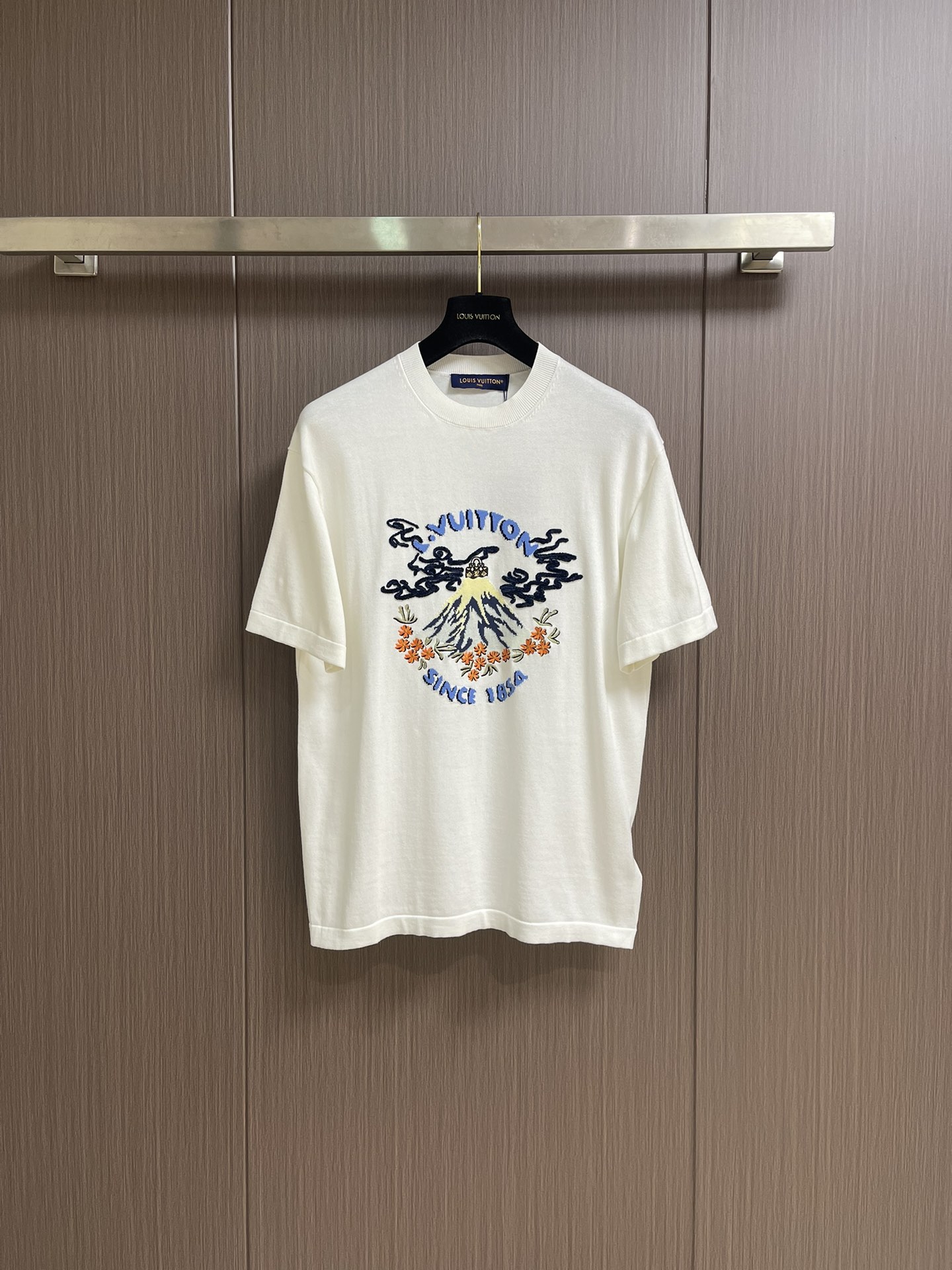 NO:478922,LV SS summer new nigo co-branded volcanic embroidered knitted sleeve T-shirt, and Pharrell William and Nigo danced together in the autumn and winter show. A Monogram handbag appeared at the crater surrounded by Louis Vuitton elements and cherry blossoms. This picture is presented on the chest of this sweater through inlay and embroidery. Soft cotton cut short-sleeved round neck style, and the same short-sleeved T-shirt for men and women. Size S-XL, louis vuitton, louis vuitton, T-shirt, tees, t-shirt, alexander wang19860909LV SS夏季新款nigo联名火山刺绣针织袖T恤,秋冬秀场上演Pharrell William与Nigo的共舞之作.火山口出现一只Monogram 手袋,四周环绕着路易威登元素和樱花,这一图景经由嵌花和刺绣工艺,呈现于此款针织衫胸前.柔软棉布裁出短袖圆领版型,男女同款短袖T恤衫.尺码S-XL,,louis vuitton,louis vuitton,T-shirt,tees，t-shirt,alexander wang,Men's clothing