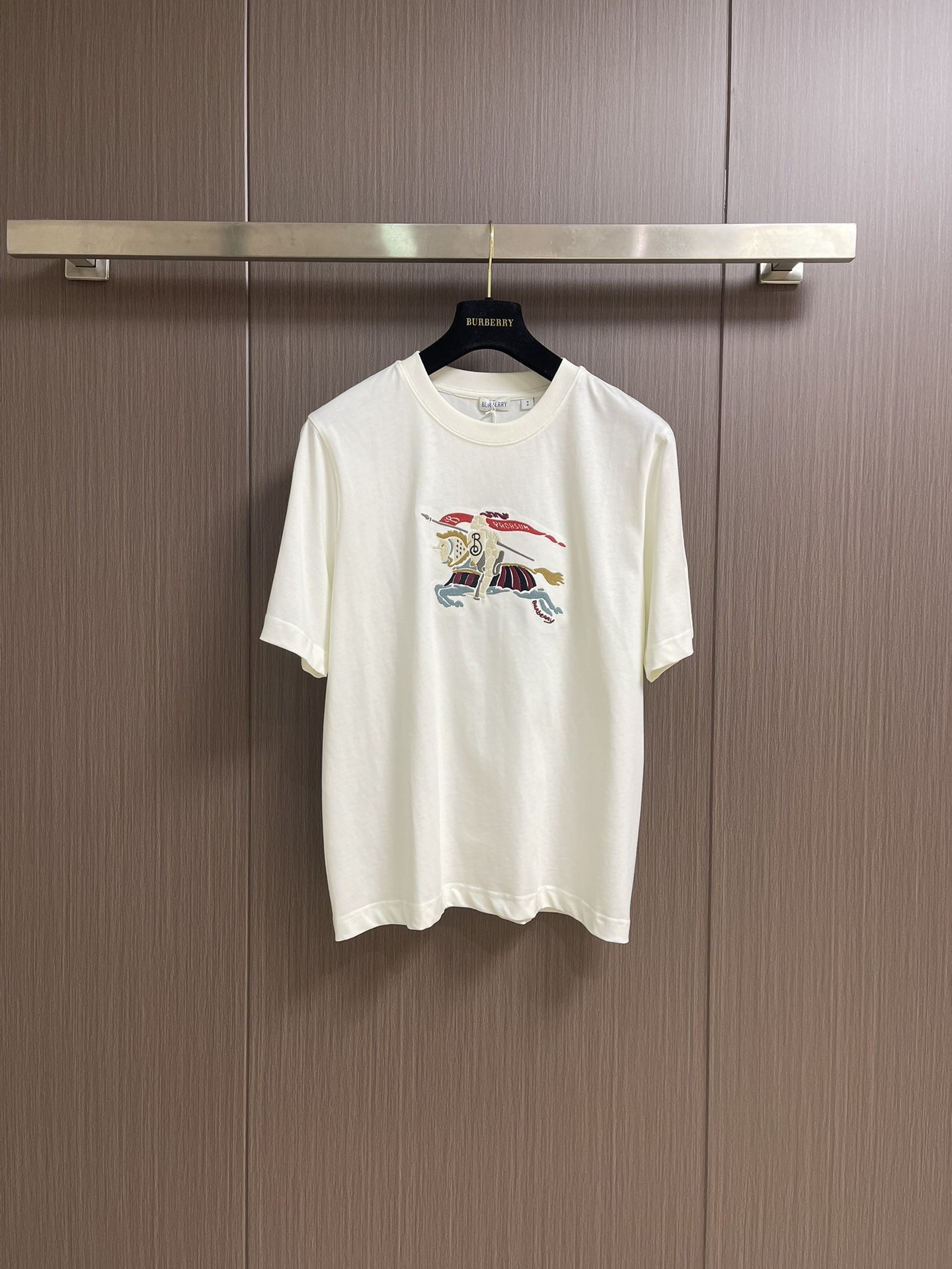 NO:478915,Burberry Colorful Cavalry Embroidered Round Neck Short-Sleeve T-shirt, Pure Cotton Flat Cotton Fabric, Colorful Equestrian Logo Embroidery, Casual Style, Rib Knitted Neck, Full Set of Auxiliary Materials, 15S Fine Cotton Flat Pattern, 230g; Match  32S double yarn thread, 300g. Fine cotton fabrics usually have good moisture absorption, breathability, wear resistance, and are also soft and smooth. Retro fine cotton fabrics are relatively thick, finely processed and processed, with excellent texture and performance. They feel soft and comfortable to wear, and they fit the skin very well. The colorful cavalry pattern is made of tatami embroidery, and the geometric structure of tatami weaving is simulated by the embroidery needle method, which is counting embroidery. High-precision operation mechanical equipment creates tatami embroidery, using fixed dye mercerized material embroidery thread, presenting  The high-end gloss feels more flexible than ordinary embroidery thread. The overall flatness, detail treatment, neat needles, flush, clear silk paths, and the edges are as neat as knife cutting. The round neck is straight cut, the combination of slightly lowered shoulder thread, the upper body is neatly energetic with a special motorcycle open thread, which makes it easier to deform after multiple washing. The fabric is made of pure cotton, high-density twill texture, fine weaving of embryo fabric, and no elasticity to maintain the unique muscle and bone effect. Size XS-L, burberry, T-shirt, tees, t-shirt, alexander  wang19860909Burberry 彩色骑兵刺绣圆领短袖T恤,纯棉平织棉面料、缤纷马术徽标刺绣、休闲版型、罗纹针织领口、全套辅料配备,采用15S精棉平纹,230g；搭配 32S双纱拉架螺纹,300g.精棉面料通常具有较好的吸湿性、透气性、耐磨性,同时也比较柔软和光滑.复古精棉面料比较厚实的棉质面料,经过精细加工和处理,具有优良的质地和性能.手感柔软舒适,穿着起来非常贴合皮肤.缤纷彩色骑兵图案以榻榻米绣制成,榻榻米编织的几何结构,刺绣针法模拟其紧密排列的矩形单元,属于计数刺绣.高精度运转的机械设备打造榻榻米绣花,采用定染丝光材质绣线,呈现出高级的光泽感,比起普通绣线更加具有柔韧度.整体平整度、细节处理、用针工整、平齐光亮、丝路清晰、边缘如同刀切一般过于齐整.圆领直身裁剪、合体微落肩线,上身精神利落领口、袖口、底摆均以专机车明线,多次穿洗更加不易变形.面料纯棉材质,高密度斜纹肌理,胚布织法细密,无弹力保持特有筋骨效果.尺码XS-L,,burberry,T-shirt,tees，t-shirt,alexander wang,Men's clothing