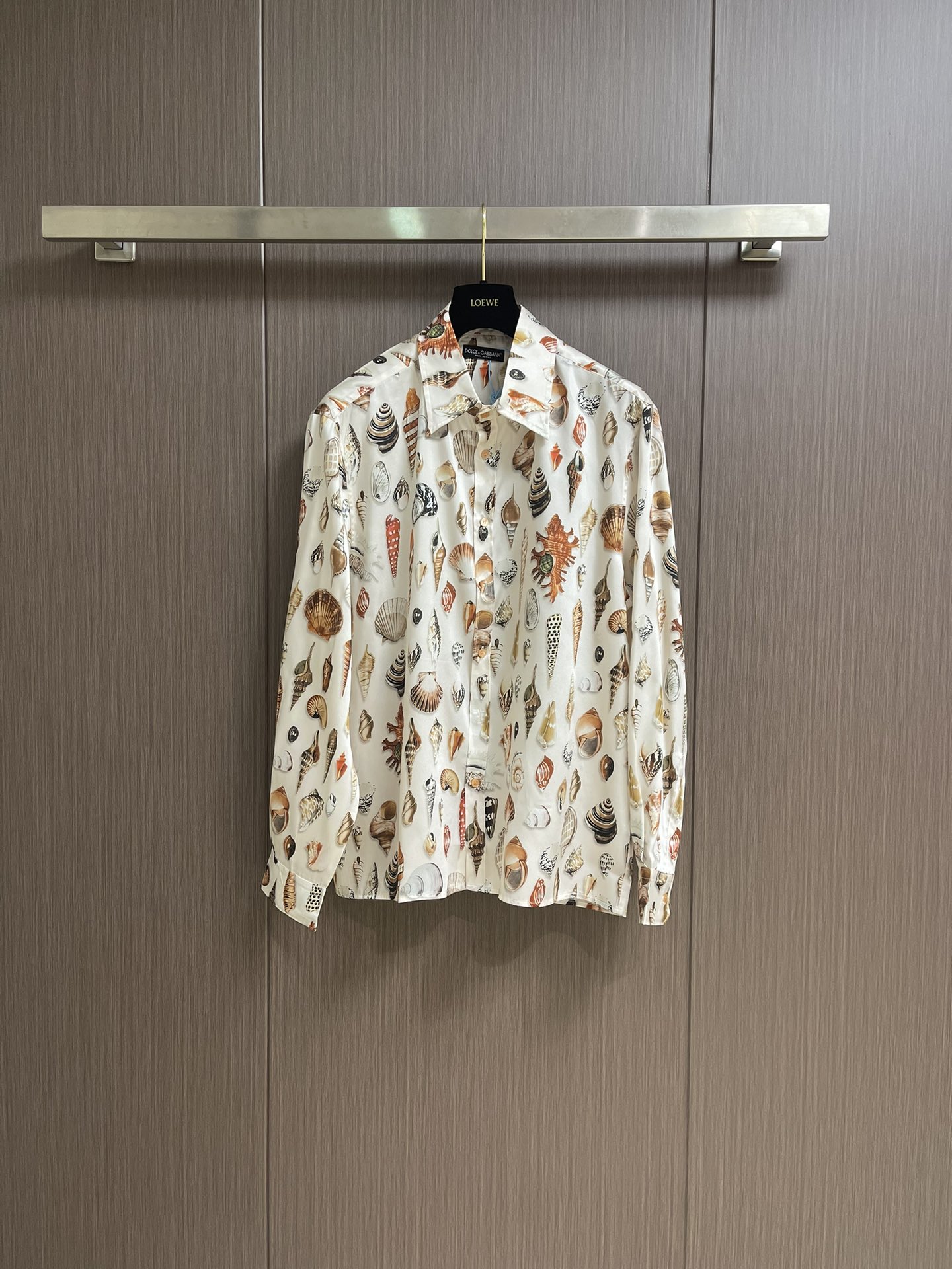 NO:479011,DG DolceGabbana's new long-sleeved shirt, this shirt vividly interprets the brand's elegant essence, and plays with modern style. Shell printed twill Vanity shirt, fabric technology mulberry silk, this item may have different printing positions, which is the unique feature of Dolce&Gabbana's 'handmade skills'. Size S-XL, Dolce&Gabbana, Dolce&Gabbana, Shirts, alexander wang19860909DG DolceGabbana杜嘉班纳新款长袖衬衫,这款衬衫生动演绎品牌雅致精髓,玩转考究摩登造型.贝壳印花斜纹Vanity衬衫,面料科技桑蚕丝,本单品可能出现印花位置差异,这是Dolce&Gabbana'手工技艺'的独有特色.尺码S-XL,,Dolce&Gabbana,Dolce&Gabbana,shirts,alexander wang,Men's clothing