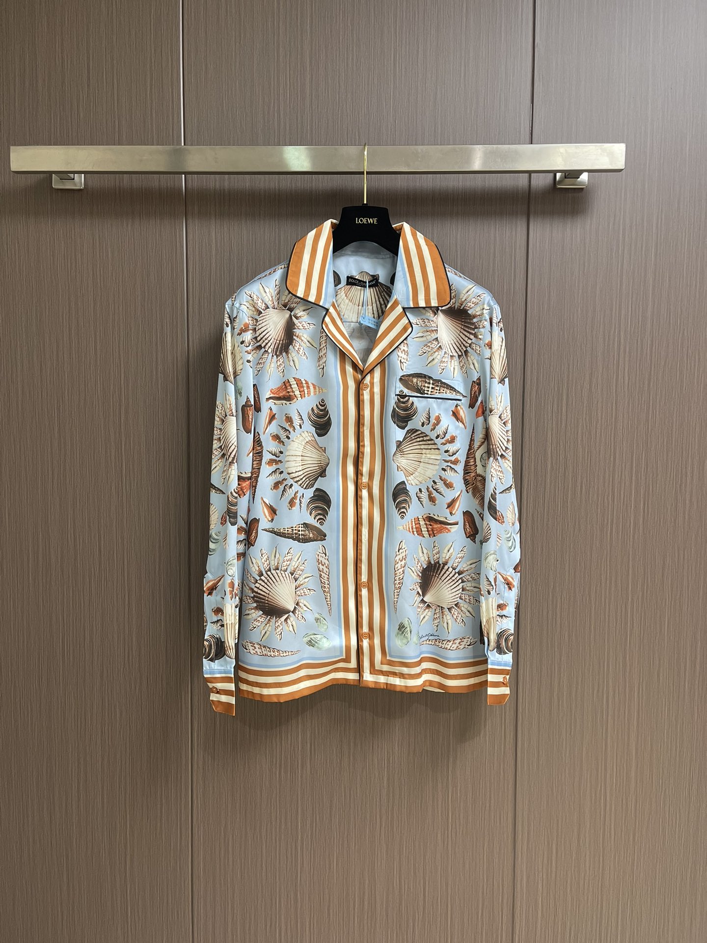 NO:479018,DG DolceGabbana new long-sleeved shirt, this Martini shirt is made of shell printed silk fabric, with a versatile and exquisite style, suitable for formal occasions, fabric technology mulberry silk, this item may have different printing positions, which is the unique feature of Dolce&Gabbana's 'handmade skills'. Size S-XL, Dolce&Gabbana, Dolce&Gabbana, Shirts, real silk, alexander wang19860909DG DolceGabbana杜嘉班纳新款长袖衬衫,这这款 Martini 衬衫甄选贝壳印花真丝面料制成,风格百搭精致,适合正式场合穿着,面料科技桑蚕丝,本单品可能出现印花位置差异,这是Dolce&Gabbana'手工技艺'的独有特色.尺码S-XL,,Dolce&Gabbana,Dolce&Gabbana,shirts,real silk,alexander wang,Men's clothing