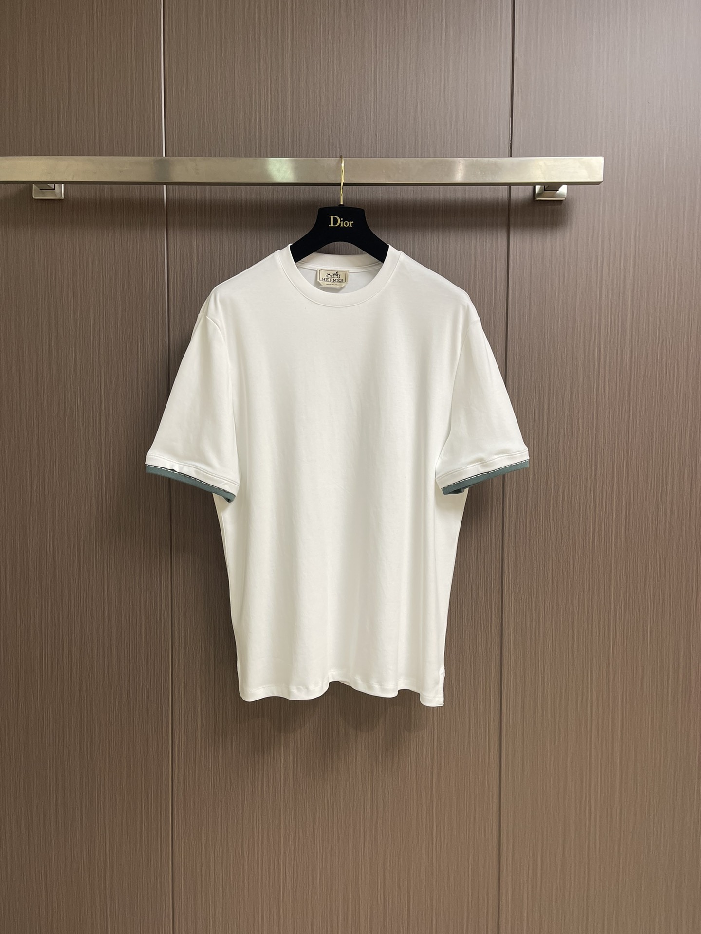 NO:479024,Hermes 2025SS Autumn New Round Neck T-shirt, Season's New 'Piqures Sellier' T-shirt, All Cotton Short Sleeve Round Neck T-shirt, Enameled 'Piqures Sellier' Details (Cotton). Contrast color double-layer frilled two-color sleeves, Enameled 'Piqures Sellier' Details, Normal style. Size S-XL, hermes, T-shirt, tees, t-shirt, alexander wang19860909hermes 2025SS秋季新款圆领T恤,当季新款'Piqures sellier'T恤,全棉短袖圆领T恤,饰有'Piqures sellier'细节（棉）.撞色双层褶边双色衣袖,饰有'Piqures sellier'细节,正常版型.尺码S-XL,,hermes,T-shirt,tees，t-shirt,alexander wang,Men's clothing