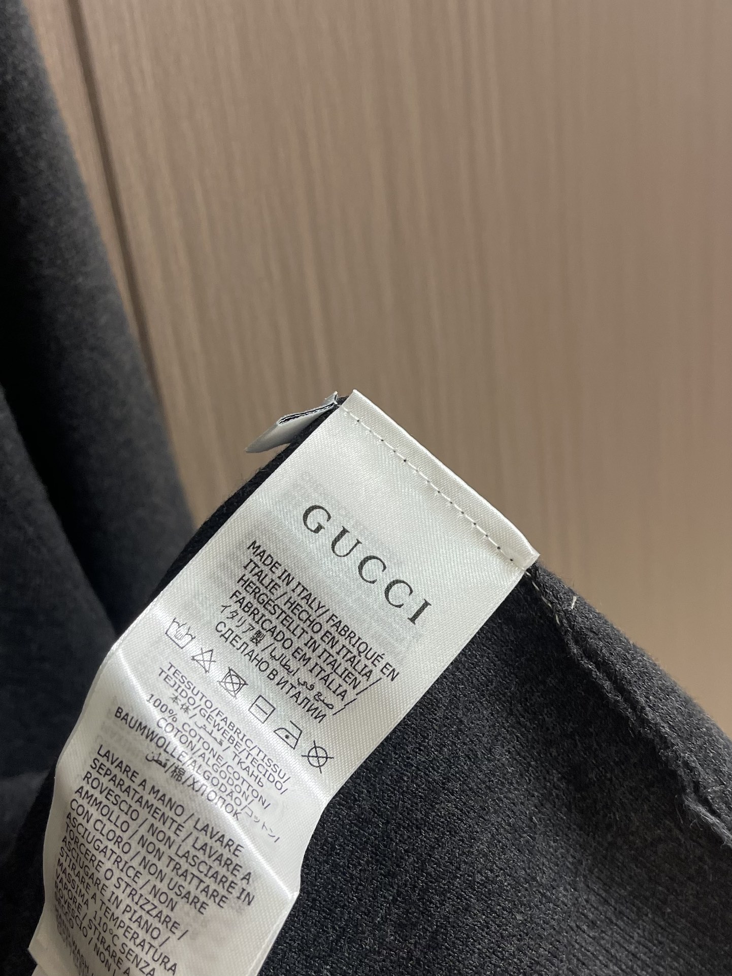 “672 Gucci Clothing: Low-Profile Classic Style with Strong Identity, Floral Designs, and Enhanced Fabric Quality” - 图片 9