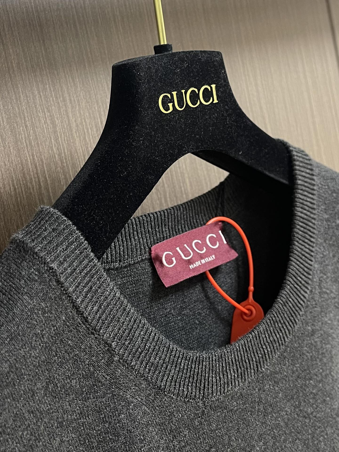 “672 Gucci Clothing: Low-Profile Classic Style with Strong Identity, Floral Designs, and Enhanced Fabric Quality” - 图片 6