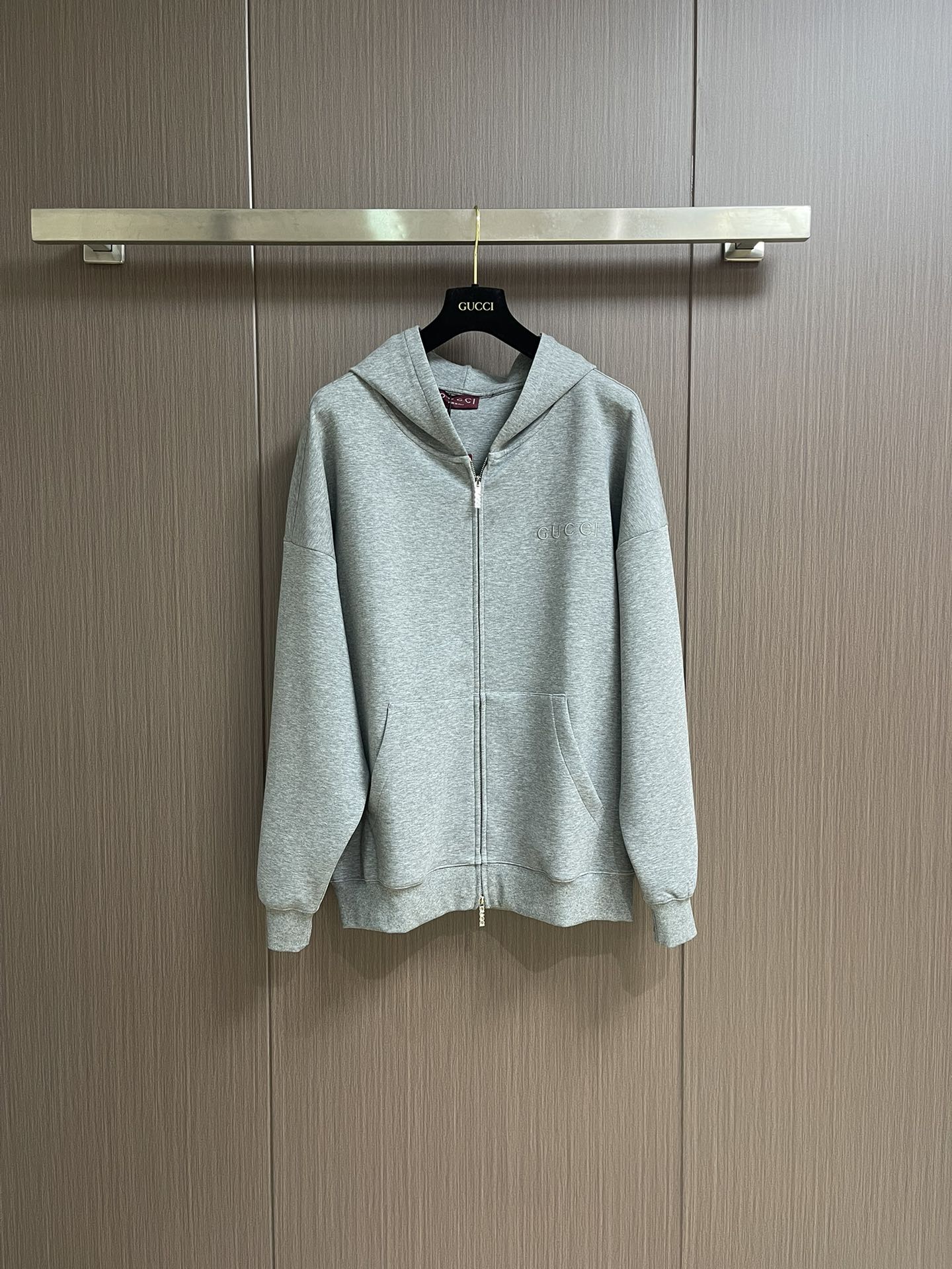 NO:479031,Gucci 2025SS early autumn new letter logo embroidered space cotton zipper hooded sweatshirt, fabric is made of 380g flower gray dyeing, space cotton fabric, and each letter is positioned on the chest. Independent open mold double zipper head letter zipper. Accessories red marks hand-sewn marks, edging strips in the inner OS, wide style of the shoulders, men and women. Size S-XL, gucci, hoodie, sweatshirts, hats, alexander wang19860909Gucci 2025SS早秋新款字母logo刺绣太空棉拉链连帽卫衣,面料采用380g花灰定染,太空棉面料,胸前刺绣每个字母定位.独立开模双拉链头字母拉链.辅料红色标手工缝标,整衣内里包边包条,落肩OS宽大版型,男女同款.尺码S-XL,,gucci,hoodie,sweatshirts,hats,alexander wang,Men's clothing