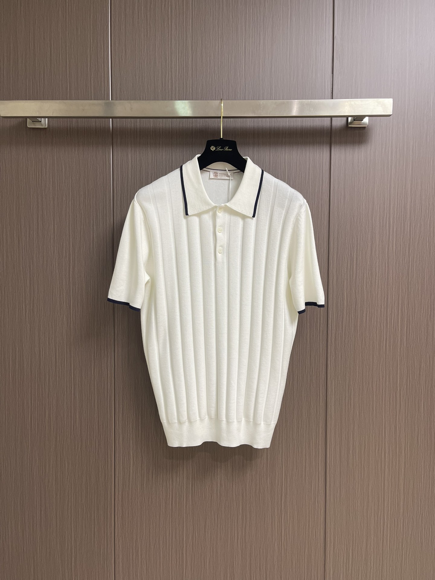 NO:478899,BC 2025ss new knitted striped short-sleeved Polo shirt, made of imported knitted materials, 16-needle dense needle method, clear texture and shiny, showing high-end luxury quality; the comfort of close-fitting is incomparable to ordinary knitted sweaters, softer and more delicate, comfortable and skin-friendly, good elasticity, no restraint, the upper body is crisp and stylish, and it is not easy to wrinkle and deform. Traditional polo collar design, simple and generous, light business style. Size S-XL, T-shirt, alexander wang19860909BC 2025ss新款针织条纹短袖Polo衫,精选进口针织料制成,16针密致针法,纹理清晰,有光泽,尽显高端奢华品质；贴身穿着的舒适度是普通针织衫无法比拟的,更加软糯细腻,舒适亲肤,弹性好,无约束感,上身挺括有型,不易起皱变形.传统polo领设计,简单大方,轻商务风格.尺码S-XL,,T-shirt,alexander wang,Men's clothing