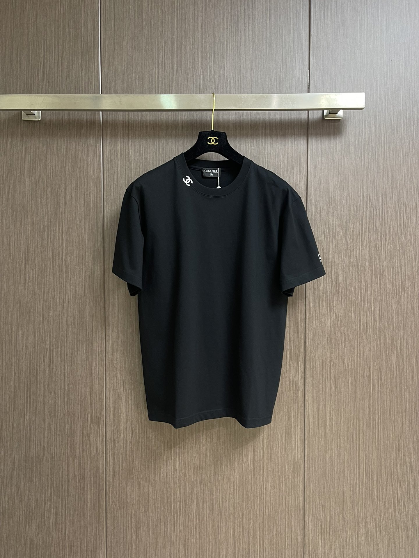 NO:478971,CHANEL neckline C small-standard pressed cotton short-sleeved T-shirt, classic and timeless, and the style once again interprets the fashion charm!  This small-label small-label pressed rubber short-sleeved sleeves with simplicity and luxury. The exquisite small-label at the neckline is an iconic element, and every needle and thread embodies the elegance and nobility of the brand, instantly improving the overall style. It uses tight high-quality pure cotton fabric, with a thick and crisp texture, and the upper body is stylish and not easy to deform. It is skin-friendly and breathable. Whether you are strolling on the streets of bustling cities or traveling through social gatherings, you can make you feel comfortable and outstanding. Black and white colors are classic and versatile, easily adapted to various styles of bottoms and help you create a unique fashion look. Size XS-L, chanel, T-shirt, tees, t-shirt, alexander wang19860909CHANEL 领口C小标压胶纯棉短袖T恤,经典永不过时,风再度诠释时尚魅力！这款领口C小标压胶短袖,简约中尽显奢华.领口处精致的小标,作为的标志性元素,一针一线都凝聚着品牌的优雅与高贵,瞬间提升整体格调.采用紧密高克重纯棉面料,质感厚实挺括,上身有型还不易变形.它亲肤又透气,无论是漫步在繁华都市街头,还是穿梭于社交聚会场合,都能让你自在又出众.黑白两色经典百搭,轻松适配各种风格的下装与,助你打造出独属于你的时尚look.尺码XS-L,,chanel,T-shirt,tees，t-shirt,alexander wang,Men's clothing