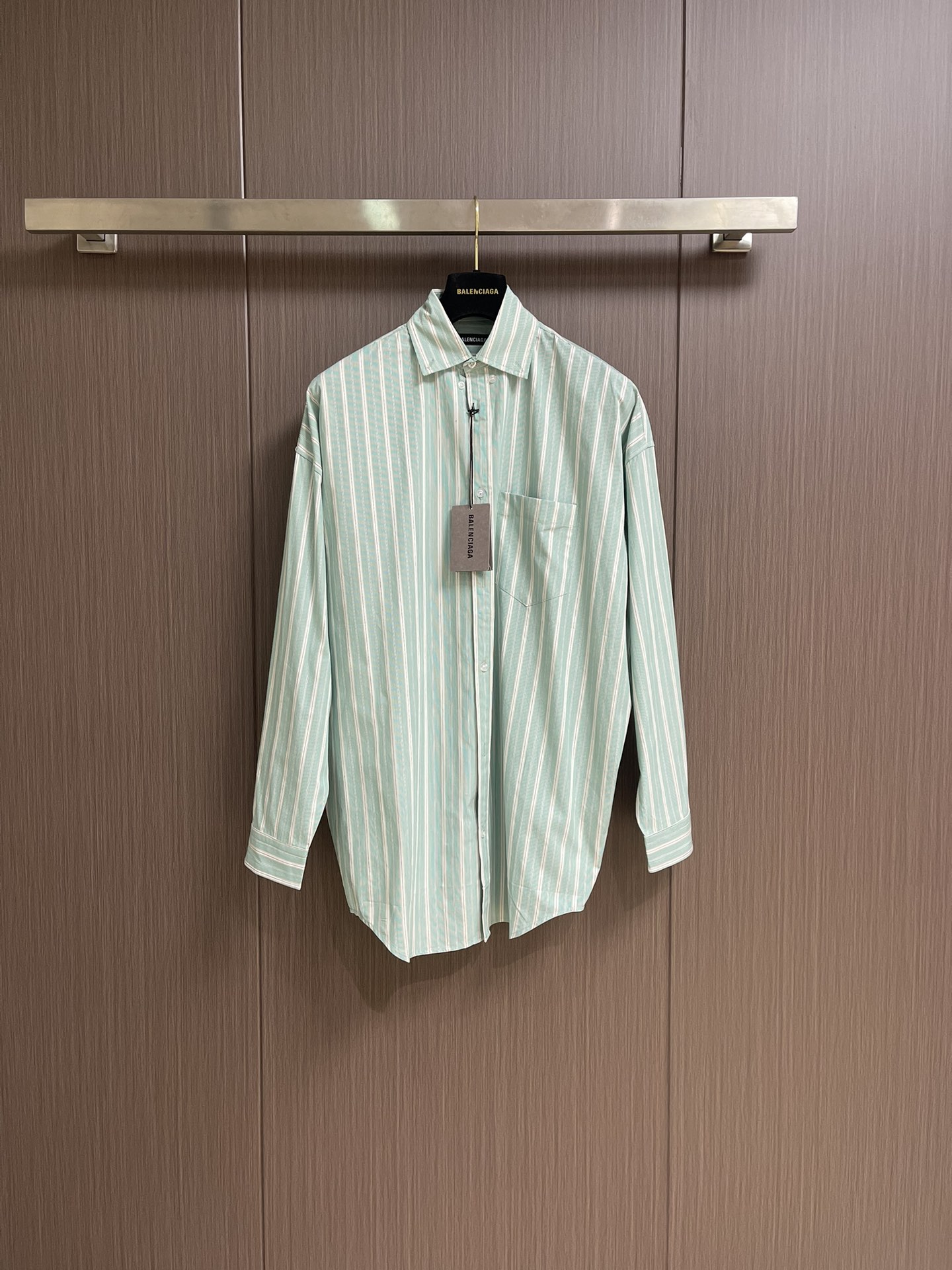 NO:501615,Tops, shorts, balenciaga ss autumn new Pyjama men and women, green and white draped striped copper-ammonia fiber-blend large shirt shorts suit, unveiled in the autumn series Look 40. Size S-XL,,balenciaga, shorts,shirts,alexander wang19860909上衣 短裤 balenciaga ss秋季新款Pyjama男女同款绿色和白色垂坠条纹铜氨纤维混纺大号衬衫短裤套装,亮相于秋季系列Look 40.尺码S-XL,,balenciaga,shorts,shirts,alexander wang,Men's clothing