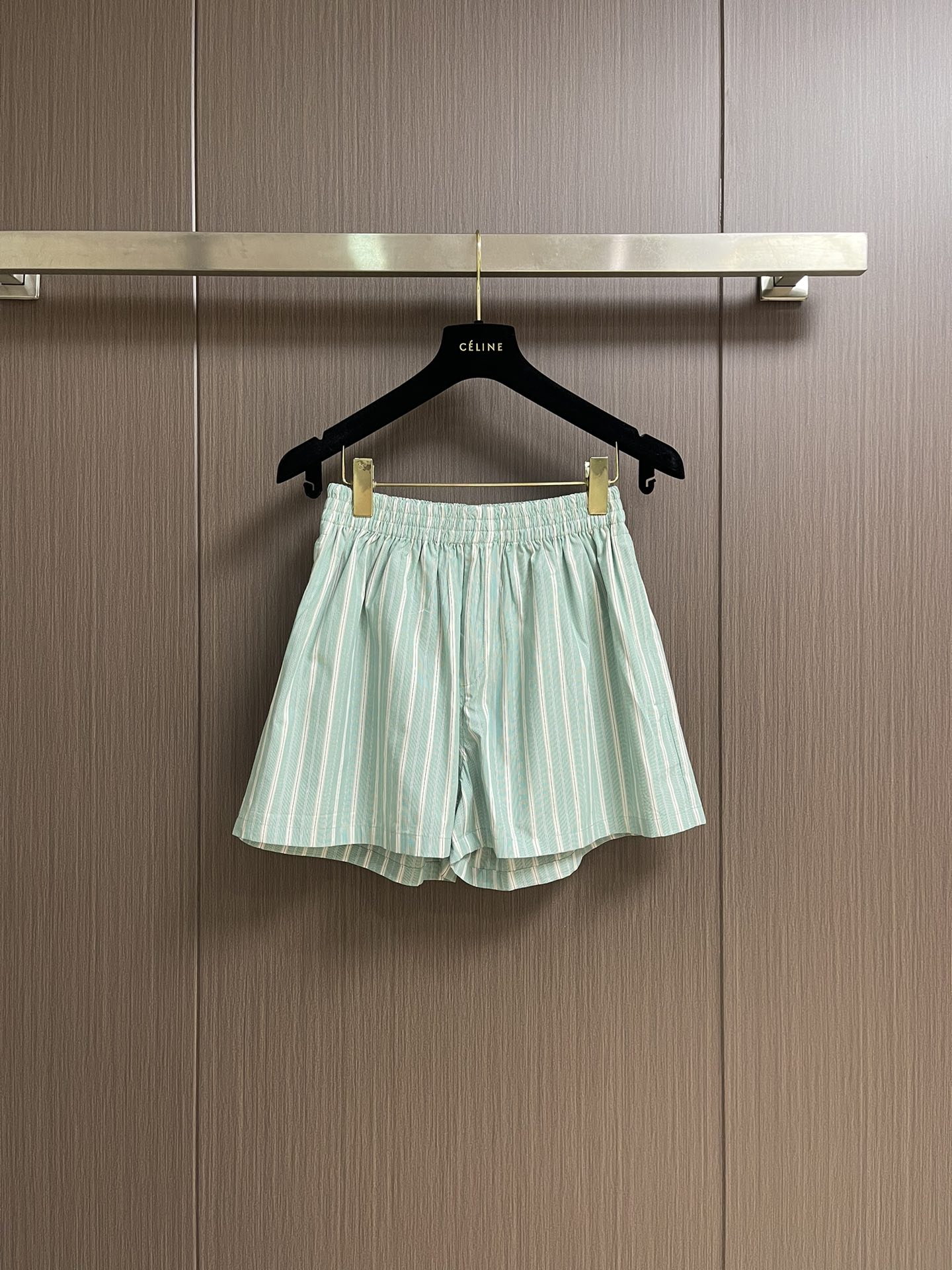 NO:478942,Tops, shorts, balenciaga ss autumn new Pyjama men and women, green and white draped striped copper-ammonia fiber-blend large shirt shorts suit, unveiled in the autumn series Look 40. Size S-XL,,balenciaga, shorts,shirts,alexander wang19860909上衣 短裤 balenciaga ss秋季新款Pyjama男女同款绿色和白色垂坠条纹铜氨纤维混纺大号衬衫短裤套装,亮相于秋季系列Look 40.尺码S-XL,,balenciaga,shorts,shirts,alexander wang,Men's clothing