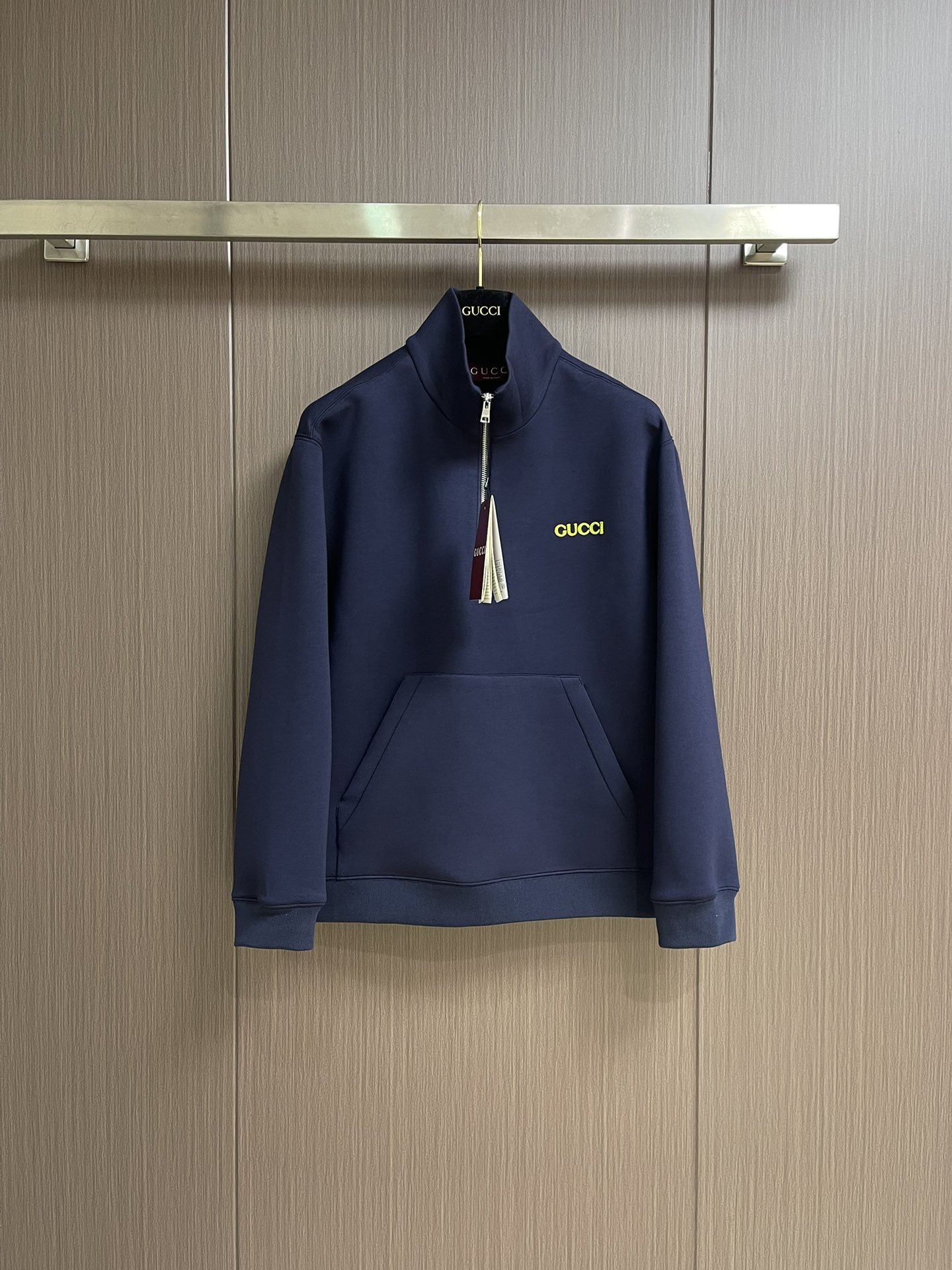 NO:478916,Tops, trousers, GUCCI trim semi-zipper sweatshirt and trousers set, using a gold ratio of 95% recycled viscose fiber and 5% spandex to create a soft feeling like the second layer of skin. The viscose fiber structure is naturally hydrophilic and can quickly absorb and evaporate sweat. The special knitted structure gives the fabric agile drape, and a small amount of elastic fiber is added to ensure dynamic freedom. The LOGO embroidery patch uses 0.3 mm ultra-fine polyester embroidery thread, which is 12 hours of laser cutting and shaping to create a relief texture. Each patch has 5 anti-wrinkle treatments to ensure that it remains in its original form after washing.  Through a special textile structure, a controlled air retention space is built inside, and 0.8-1.2 ml of static air can be locked per cubic centimeter. The gradient density structure guides the one-way discharge of moisture. Size S-XL, gucci, hoodie, sweatshirts, gold, alexander wang19860909上衣 长裤 GUCCI 饰贴饰半拉链卫衣卫裤套装,采用95％再生黏胶纤维与5％氨纶的黄金配比,织造出如第二层肌肤的柔感体验.黏胶纤维结构具有天然的亲水性,可快速吸收并蒸发汗液.特殊针织结构赋予面料的灵动垂坠感,少量的弹性纤维加入确保动态自由,LOGO刺绣贴饰采用0.3毫米超细聚酯绣线,经12小时激光切割定型工艺打造浮雕质感.每片贴饰经过5道抗皱处理,确保水洗后仍保持原有形态. 通过特殊纺织结构,在内部构建可控空气滞留空间,每立方厘米可锁住0.8-1.2ml静止空气.梯度密度结构引导湿气单向排出.尺码S-XL,,gucci,hoodie,sweatshirts,gold,alexander wang,Men's clothing