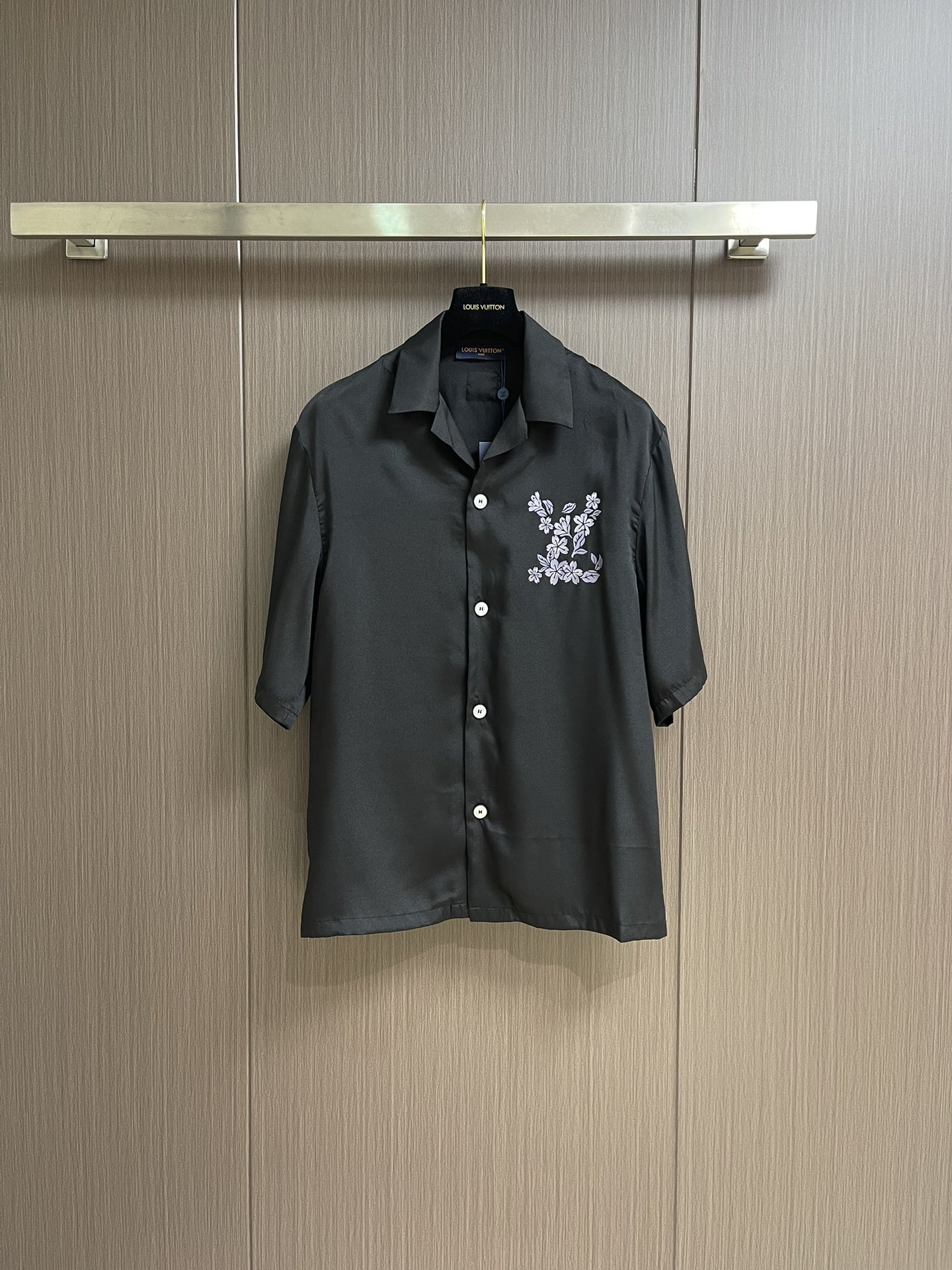 NO:478950,Tops, shorts, LV 2025ss new short-sleeved shirt, conveys gorgeous texture with flowing mulberry silk, and uses open collar design and pearlescent effect, LV Flower logo printing to perfect the leisure style. It can create a trendy style that is suitable for day and night with the same style. Size S-XL,,louis vuitton, shorts,shirts,T-shirt,alexander wang19860909上衣 短裤 LV 2025ss新款短袖衬衫,以飘逸桑蚕丝传递华美质感,借开领设计和珠光效果LV Flower 标识印花完善闲适格调.可与同款共筑昼夜皆宜的潮流造型.尺码S-XL,,louis vuitton,shorts,shirts,T-shirt,alexander wang,Men's clothing