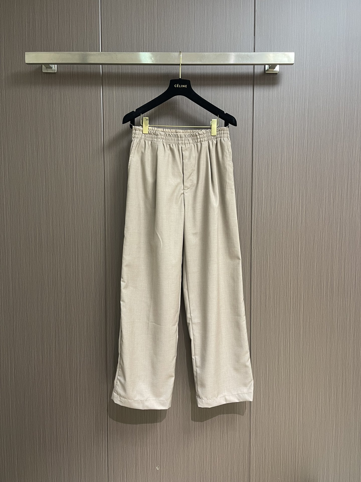 NO:478958,LV 2025ss new drawstring trousers, made of wool, with front pleats to highlight the draped texture, and then imprint the LV floral logo on the back pocket. It can be matched with the same type of aviator jacket or double-breasted suit to easily interpret casual or formal style. Size 44-46-48-50,,louis vuitton, jackets & coats,business suit,alexander wang19860909LV 2025ss新款抽绳长裤,取材绵羊毛,借正面褶裥烘托垂坠质感,再为后袋压印 LV 花卉标识.可搭配同款飞行员夹克或双排扣西装,轻松演绎休闲或正装造型.尺码44-46-48-50,,louis vuitton,jackets & coats,business suit,alexander wang,Men's clothing