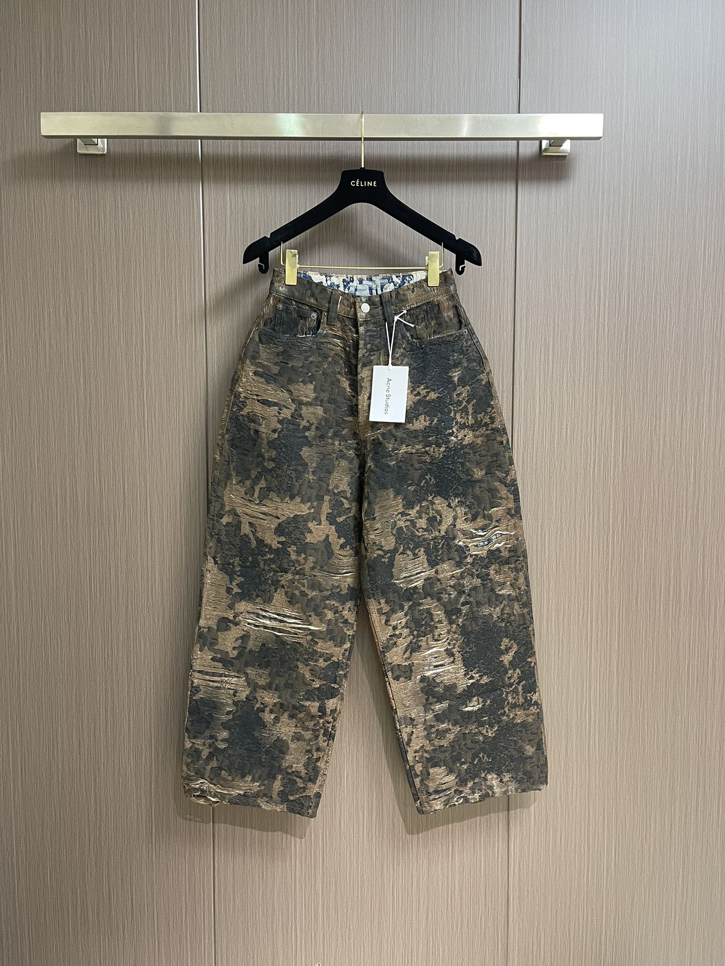 NO:478945,ACNE Studios 1981 retro mineral earth style color tweak effect dyed printing low waist wide-leg jeans, AC home 3D printing series magic pants, customized polished hairless fabric, can produce 3D effect. The difficulty is that eight printing details have been corrected in front, back and forth, six color adjustments, and then laser burning positioning and cutting. This series is quite complicated, with high popularity and good upper body effect. Size 42-44-46-48-50,,acne studios,dior,chanel,jeans,alexander wang19860909ACNE Studios 1981复古矿土风色错视效果染色印花低腰阔腿牛仔裤,AC家3D打印系列的神裤,定制的磨毛无弹面料,才能出得来3D的效果,难点是前前后后修正了八次印花细节,六次调色,再由激光烧花定位裁剪,挺复杂的这个系列,热度很高,上身效果也是十足的好.尺码42-44-46-48-50,,acne studios,dior,chanel,jeans,alexander wang,Men's clothing