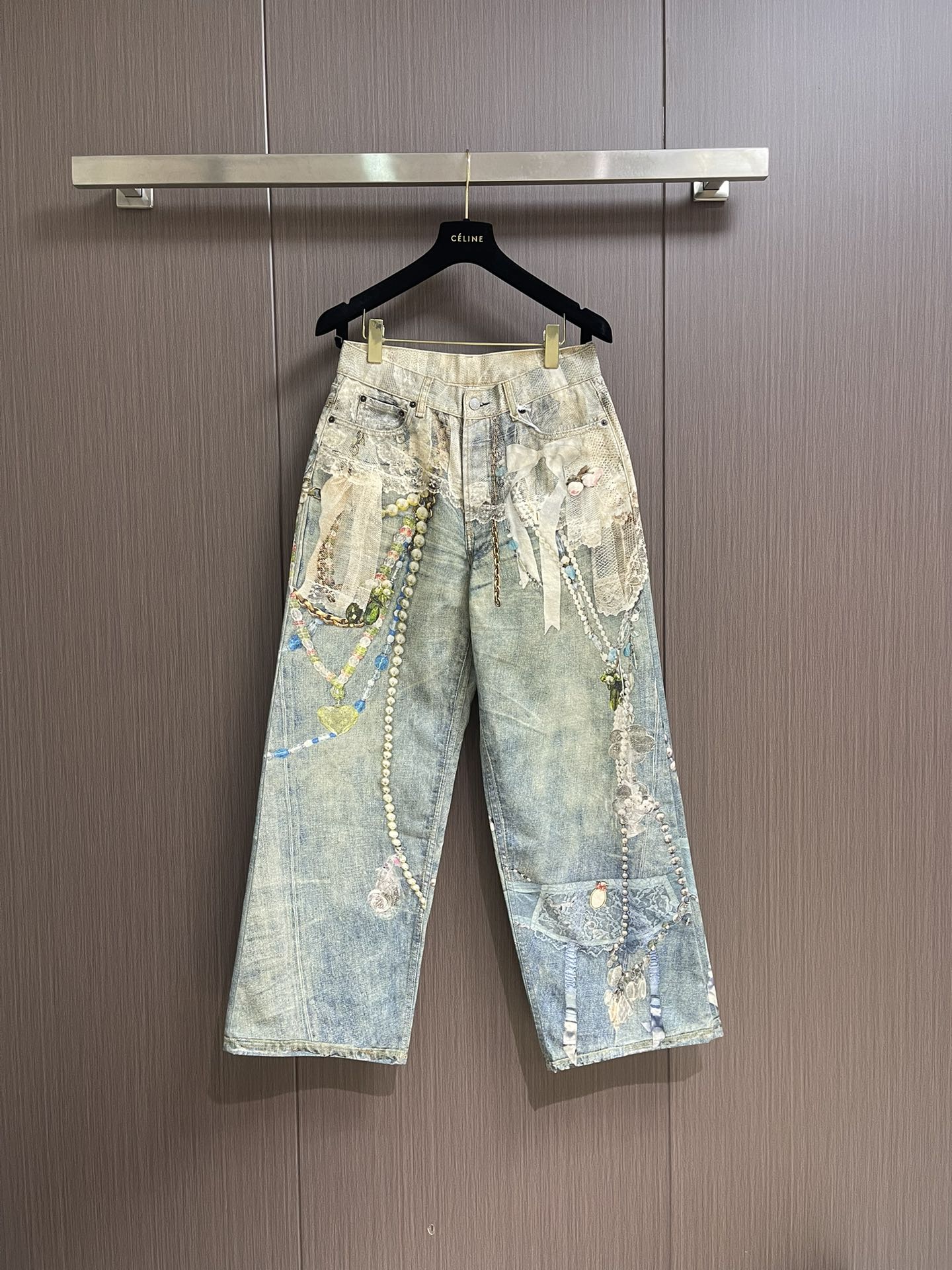 NO:478938,Acne Studios 2025ss 1981M pearl printed jeans, using imported digital direct injection technology, the pearl chain pattern is clearly layered, the hardware and chain luster are restored with millimeter precision, laser positioning and cutting + seamless alignment splicing, ensuring the coherence of pattern in key parts such as hip circumference and pocket, comparable to the delicateness of handmade decals, 1981 mid-waist wide-leg straight-tube style is looser than the series, more neat than traditional Bay, dynamically presenting 'multi-angle aesthetics'----Walk lazy when walking, upright when standing still, customized high-density pearl sail fabric, 21 all-cotton yarns are pre-shrinked and polished, and are soft as a second layer of skin after heavy washing, breathable and sweating all seasons, zero-water washing pollution process, simulate traditional aging effects through digital printing, reduce water resource consumption and chemical pollution, and conform to sustainable fashion trends. Size XXS-L  29-30-31-32-33 The counter number is too large, acne studios,dior,jeans,alexander wang19860909Acne Studios 2025ss 1981M珍珠印花牛仔裤,采用进口数码直喷技术,珍珠链条图案层次分明,五金、链条光泽均以毫米级精度还原,激光定位切割＋无缝对位拼接,确保臀围、口袋等关键部位图案连贯性,媲美手工贴花的细腻,1981中腰阔腿直筒版型比系列更松弛,比传统Bay更利落,动态中呈现'多角度美学'-﹣行走时慵懒,静立时挺拔,定制高密珠帆面料,21支全棉纱线经预缩磨毛处理,重度洗水后柔软如第二层肌肤,四季透气不闷汗,零水洗污染工艺,通过数码印花模拟传统做旧效果,减少水资源消耗与化学污染,契合可持续时尚趋势.尺码XXS-L 29-30-31-32-33 专柜码数偏大,,acne studios,dior,jeans,alexander wang,Men's clothing