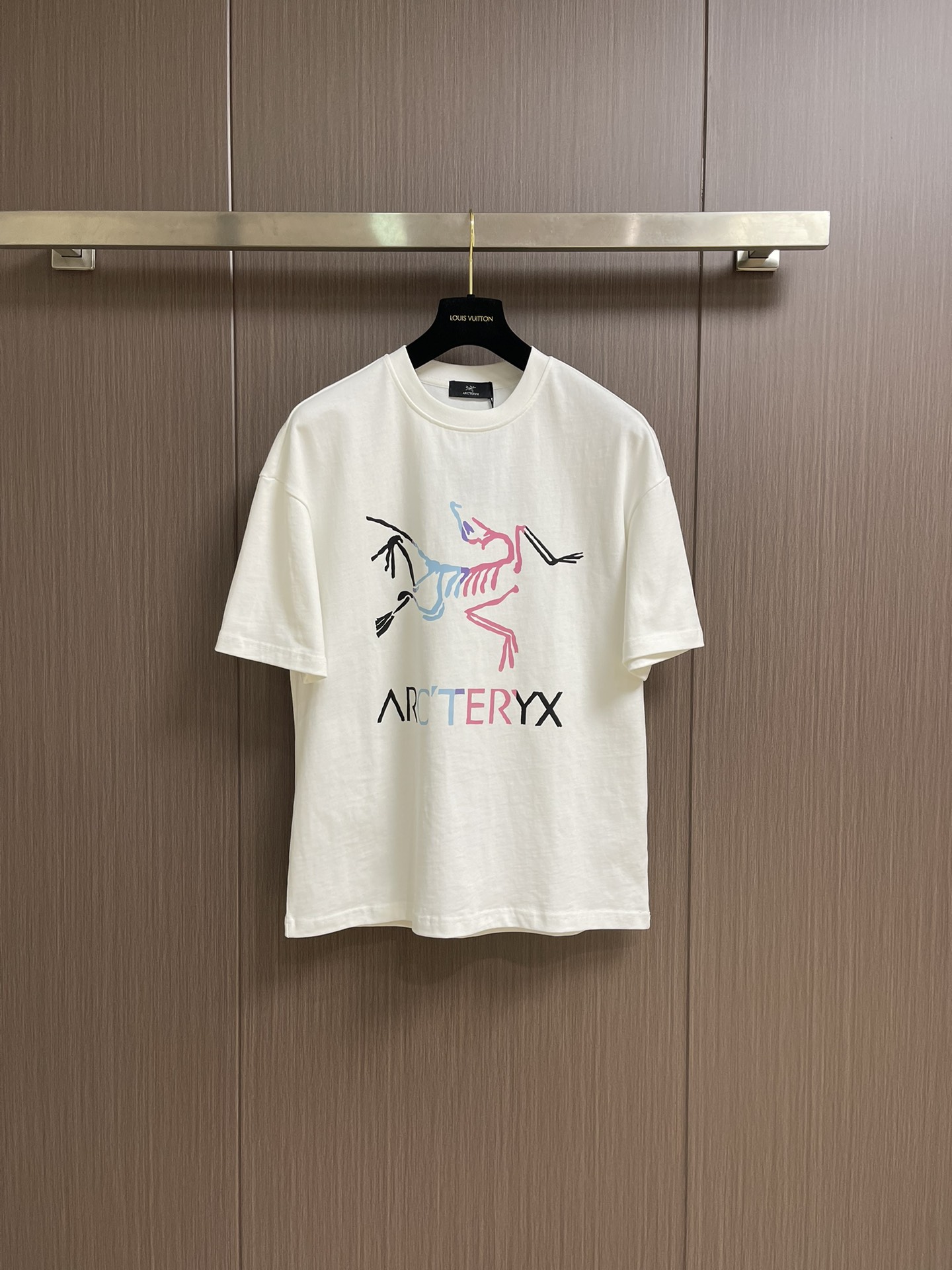 NO:481915,Arcteryx 2025SS short-sleeved T-shirt on chest is made of 60 double strands, 270g cotton fabric. The upper body is breathable, never pilled, soft and comfortable, the full-cloth flat car is lined three-dimensional tailored. The neckline and hem are double narrow needle flat car. Customized side markings, complete auxiliary materials, full texture, sizes M-XXL, arc'teryx, T-shirt,tees, t-shirt, alexander wang19860909Arcteryx始祖鸟 2025SS 胸前印花短袖T恤 采用60支双股,270g全棉面料.上身透气,绝不起球,手感柔软舒适,全衣平车走线立体剪裁.领口,下摆双窄针平车.定制侧标,辅料齐全,质感十足,尺码M-XXL,arc'teryx,T-shirt,tees，t-shirt,alexander wang,Men's clothing