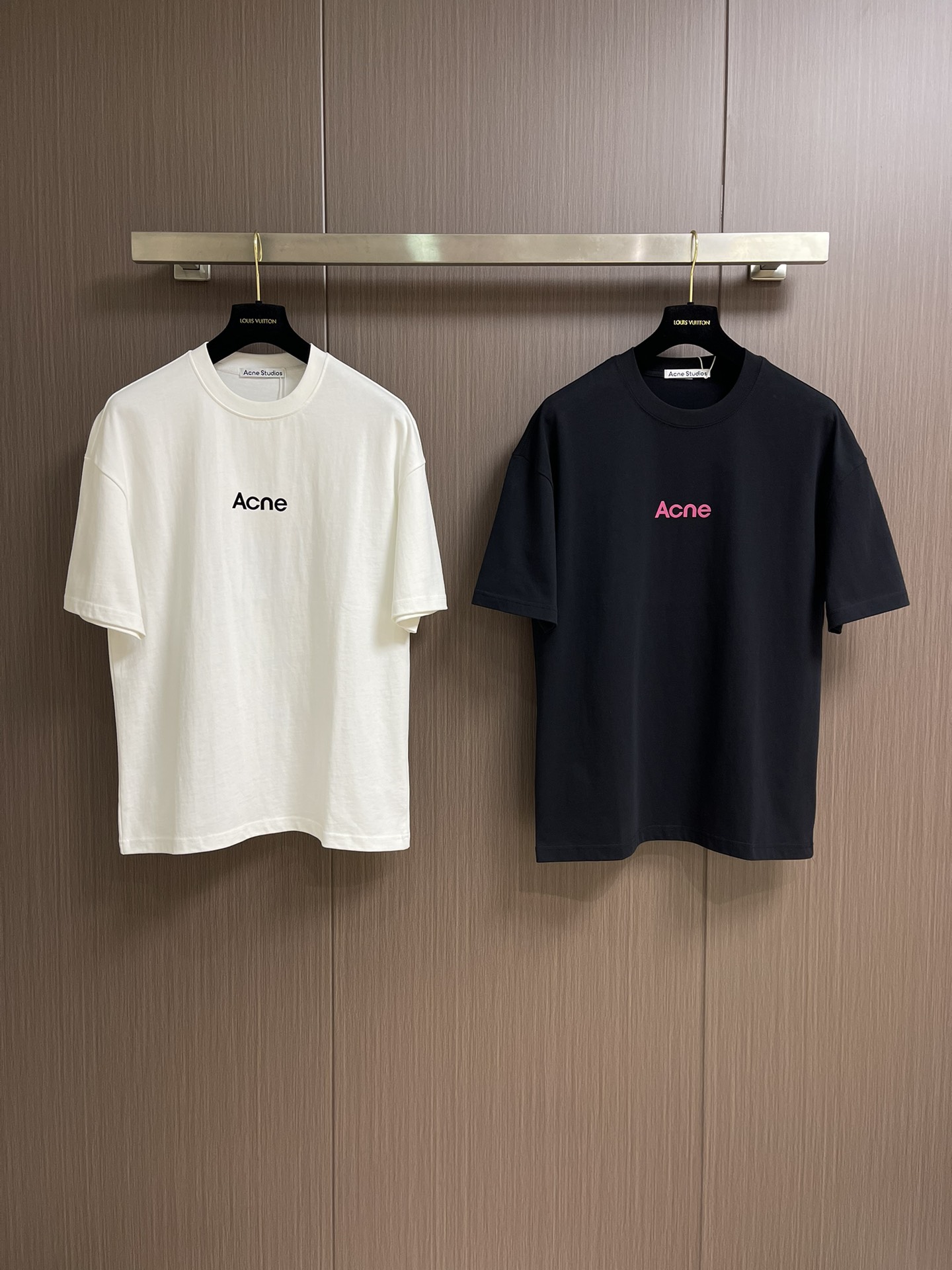 “Acne Studios 2025 Spring/Summer T-Shirts: Sharp Colors, Soft Fabric, Cozy Fit, Glamorous Style” - 图片 3