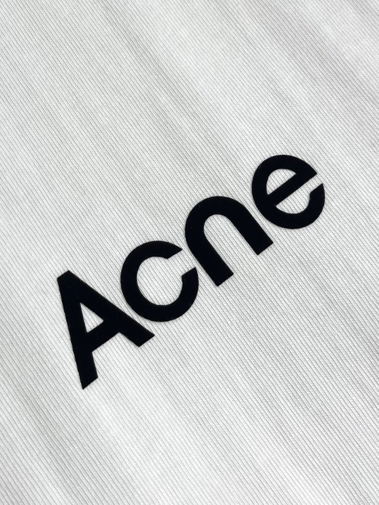 “Acne Studios 2025 Spring/Summer T-Shirts: Sharp Colors, Soft Fabric, Cozy Fit, Glamorous Style” - 图片 5