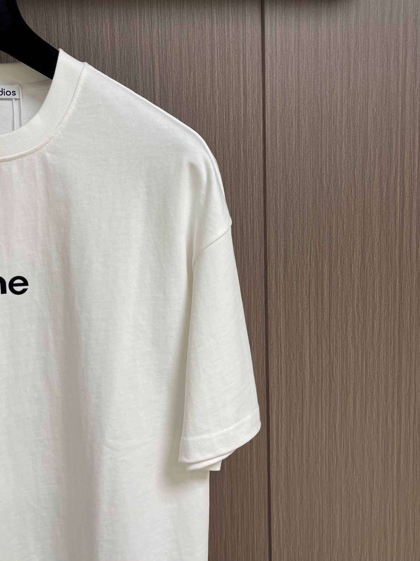 “Acne Studios 2025 Spring/Summer T-Shirts: Sharp Colors, Soft Fabric, Cozy Fit, Glamorous Style” - 图片 4