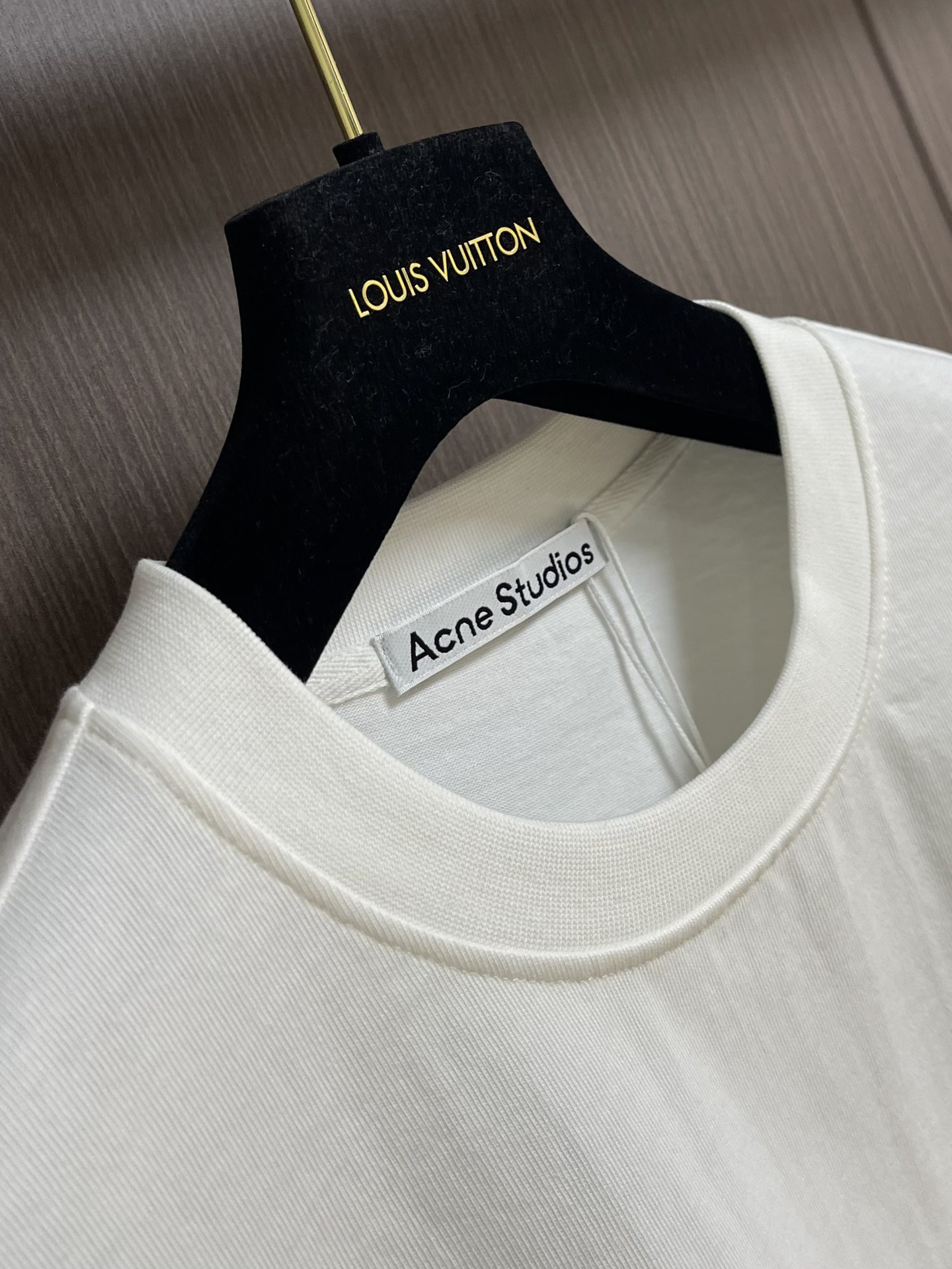 “Acne Studios 2025 Spring/Summer T-Shirts: Sharp Colors, Soft Fabric, Cozy Fit, Glamorous Style” - 图片 6