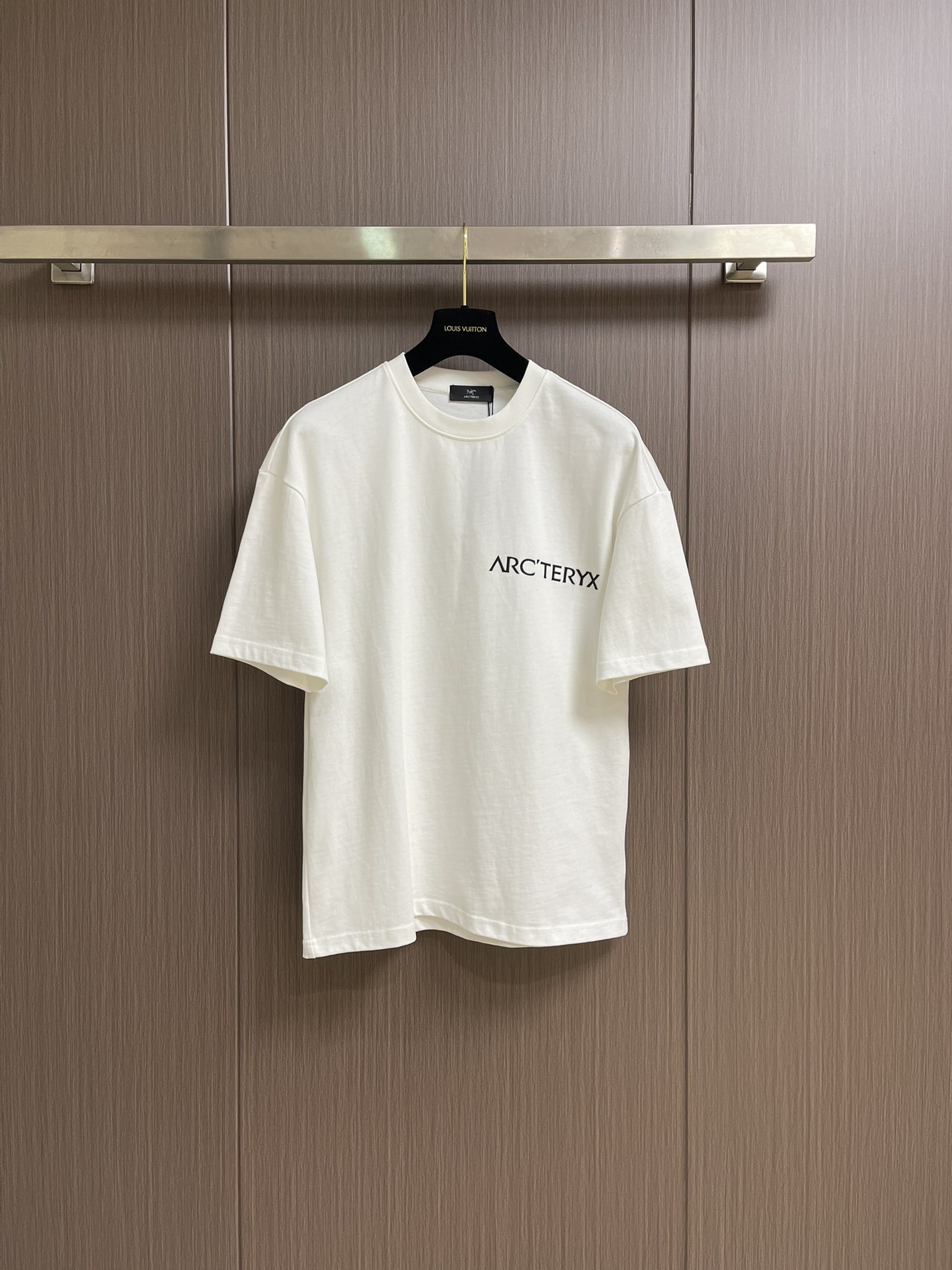 NO:481956,Arcteryx 2025SS short-sleeved T-shirt on chest is made of 60 double strands, 270g cotton fabric. The upper body is breathable, never pilled, soft and comfortable, the full-cloth flat car is lined three-dimensional tailored. The neckline and hem are double narrow needle flat car. Customized side markings, complete auxiliary materials, full texture, sizes M-XXL, arc'teryx, T-shirt,tees, t-shirt, alexander wang19860909Arcteryx始祖鸟 2025SS 胸前印花短袖T恤 采用60支双股,270g全棉面料.上身透气,绝不起球,手感柔软舒适,全衣平车走线立体剪裁.领口,下摆双窄针平车.定制侧标,辅料齐全,质感十足,尺码M-XXL,arc'teryx,T-shirt,tees，t-shirt,alexander wang,Men's clothing