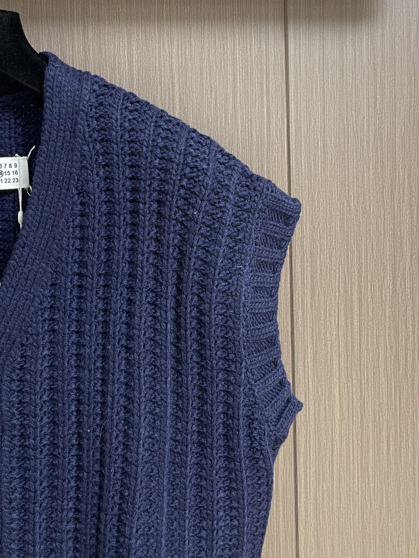 Title: Stylish 624MM6 V-Button Knitted Sweater Vests with Gentlemanly Style and Street Fashion, 100% Wool, Natural Pearl Button. Sizes: S-M. - 图片 4