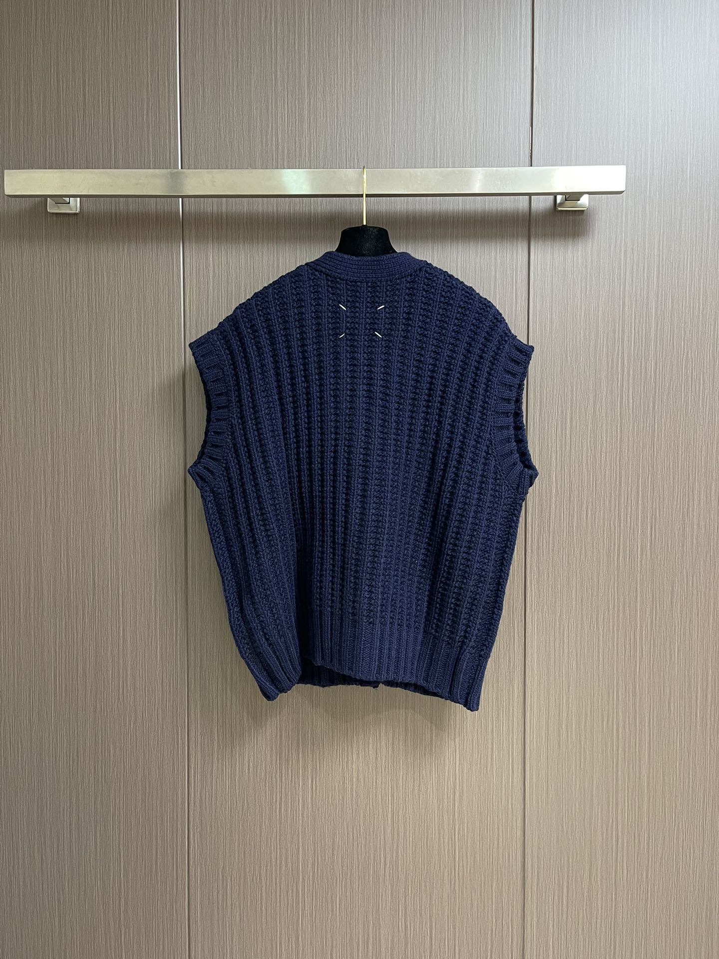 Title: Stylish 624MM6 V-Button Knitted Sweater Vests with Gentlemanly Style and Street Fashion, 100% Wool, Natural Pearl Button. Sizes: S-M. - 图片 2