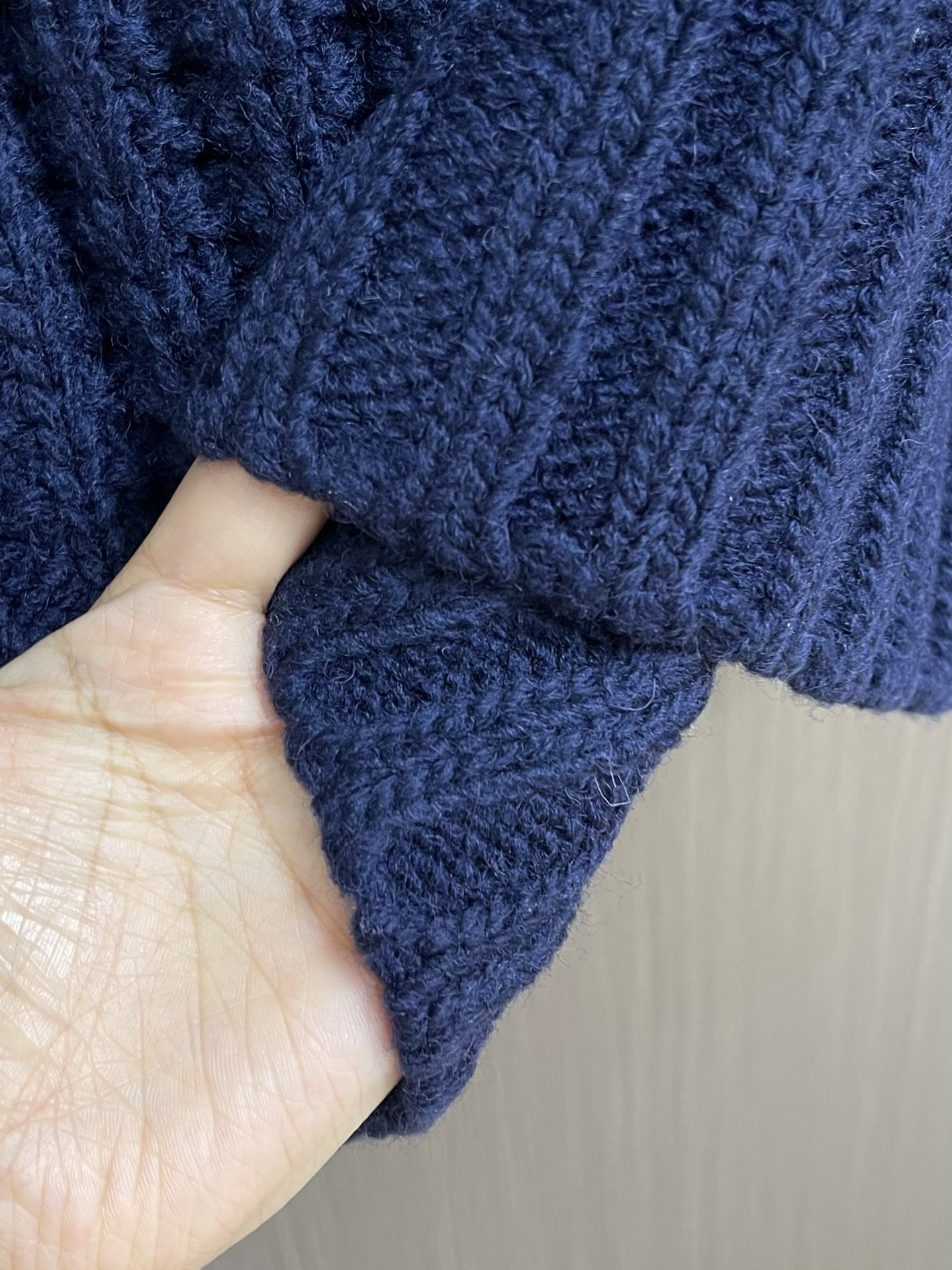 Title: Stylish 624MM6 V-Button Knitted Sweater Vests with Gentlemanly Style and Street Fashion, 100% Wool, Natural Pearl Button. Sizes: S-M. - 图片 8