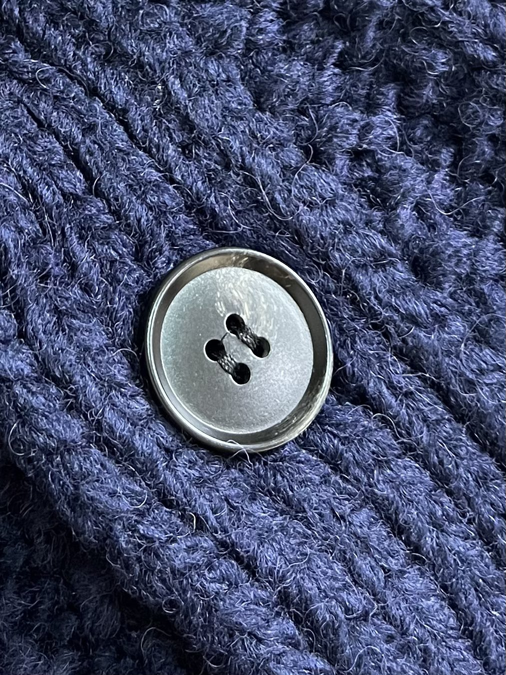 Title: Stylish 624MM6 V-Button Knitted Sweater Vests with Gentlemanly Style and Street Fashion, 100% Wool, Natural Pearl Button. Sizes: S-M. - 图片 6