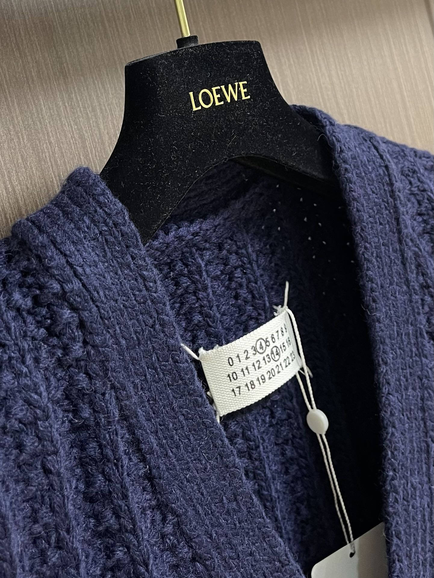 Title: Stylish 624MM6 V-Button Knitted Sweater Vests with Gentlemanly Style and Street Fashion, 100% Wool, Natural Pearl Button. Sizes: S-M. - 图片 3