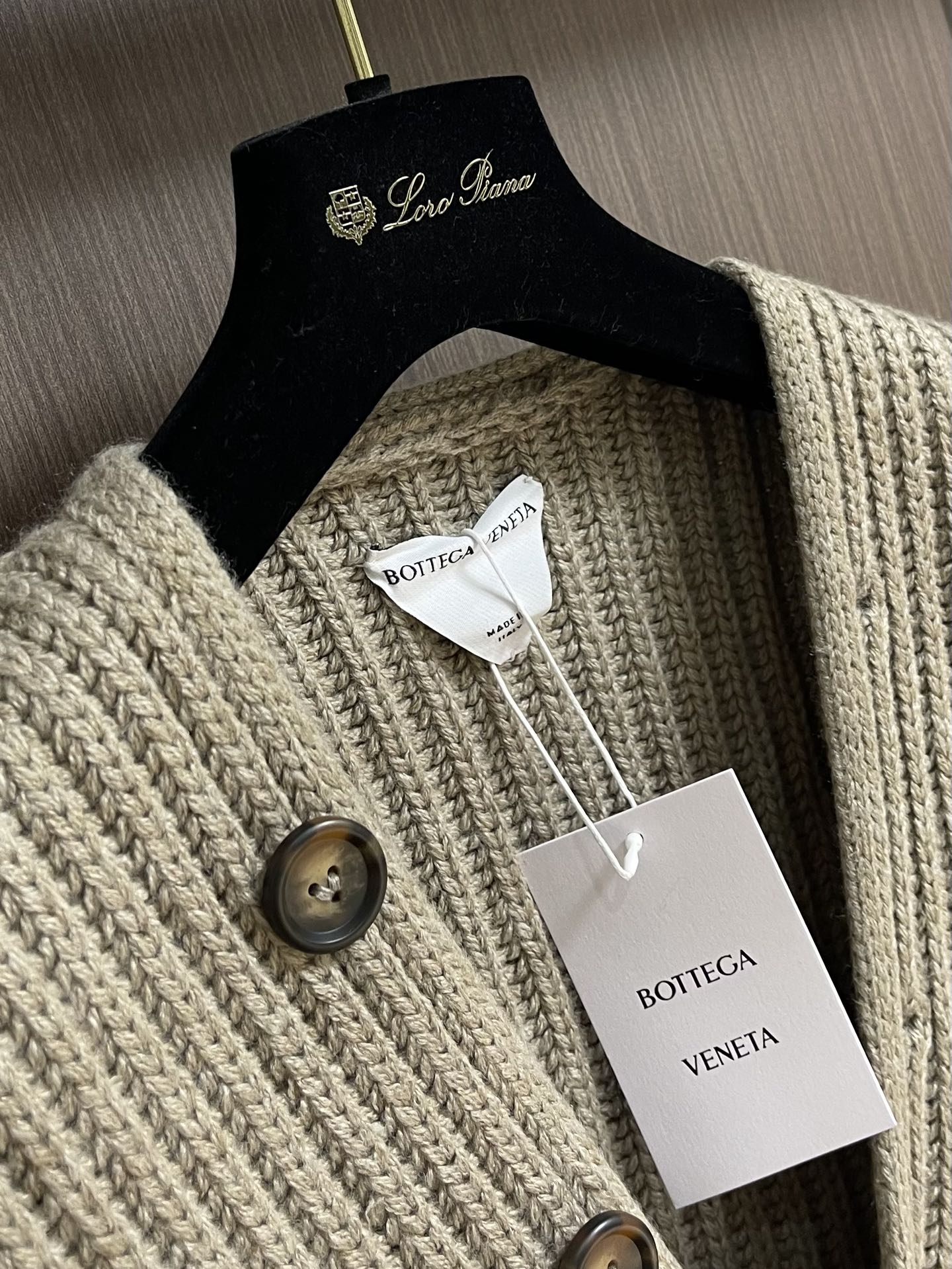 Title: 888BV 2025s Men’s White V-Shirt with Stylish Design and Fine Wool Summary: Stylish white V-shirt for men with loose-knit, long-sleeved design - 图片 3