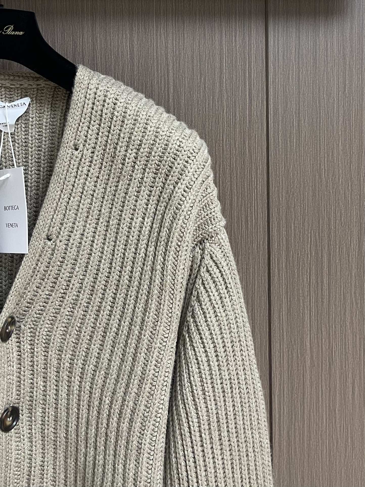 Title: 888BV 2025s Men’s White V-Shirt with Stylish Design and Fine Wool Summary: Stylish white V-shirt for men with loose-knit, long-sleeved design - 图片 4