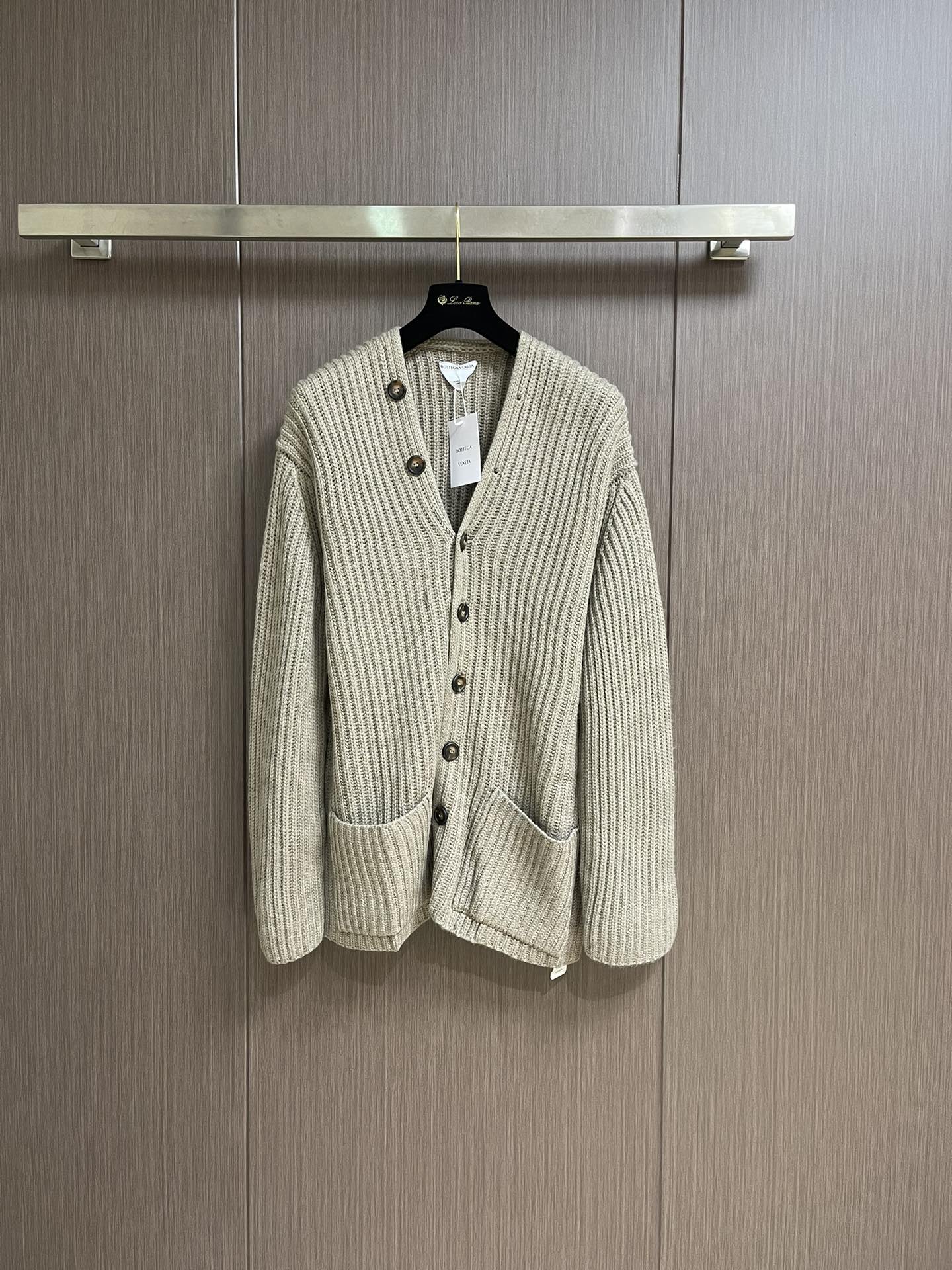 Title: 888BV 2025s Men’s White V-Shirt with Stylish Design and Fine Wool Summary: Stylish white V-shirt for men with loose-knit, long-sleeved design