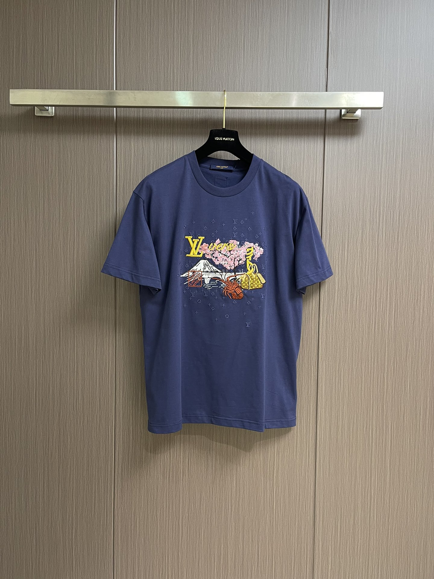 NO:481934,LV 2025SS early autumn new round neck short-sleeved T-shirt, this 280G navy blue T-shirt is decorated with heavy craftsmanship embroidery patterns of Pharrell and Nigo 2025 autumn and winter cooperation series, and handmade patch bags. The bright landscape patterns use a variety of needle methods to cleverly integrate Nigo's Japanese culture inheritance with the playful brand logo. Monogram embroidery in the same color below the pattern creates a rich texture effect. Size S-XL, louis vuitton, T-shirt, tees, t-shirt, alexander wang19860909LV 2025SS早秋新款圆领短袖T恤,这款280G海军蓝T恤饰有Pharrell和Nigo 2025秋冬合作系列的重工艺刺绣图案十还有手工贴布包包工艺十鲜艳的风景图案采用多种针法,将Nigo的日本文化传承与俏皮的品牌标志巧妙融合.图案下方同色系Monogram刺绣,营造出丰富的纹理效果.尺码S-XL,,louis vuitton,T-shirt,tees，t-shirt,alexander wang,Men's clothing