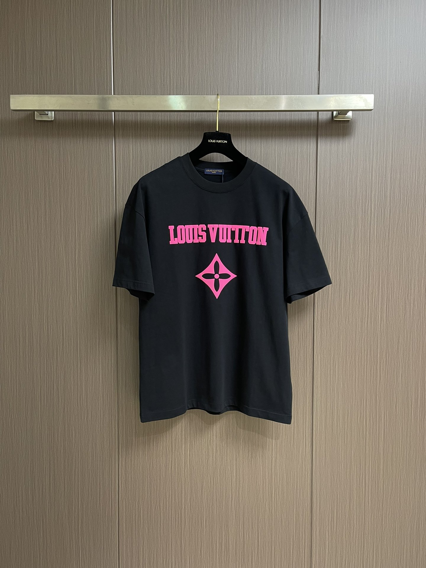 NO:481951,LV printed short-sleeved T-shirt adopts digital technology. Inkjet printing can achieve complex patterns and rich colors, evenly spray ink onto the surface of the fabric to form high-precision printing patterns. Drying and vaporization can promote the full combination of ink and fabric fibers, improve the firmness and brightness of color, and high-precision printing ensures the clarity and detail performance of the printing patterns. Sizes M-XXL,,louis vuitton,T-shirt,tees,t-shirt,alexander wang19860909LV 印花短袖T恤,采用了数码技术,喷墨印花可以实现复杂的图案和丰富的色彩,将墨水均匀喷射到织物表面,形成高精度的印花图案.烘干和蒸化可以促使墨水与织物纤维充分结合,提高色彩的牢固度和鲜艳度,高精度打印确保印花图案的清晰度和细节表现.尺码M-XXL,,louis vuitton,T-shirt,tees，t-shirt,alexander wang,Men's clothing