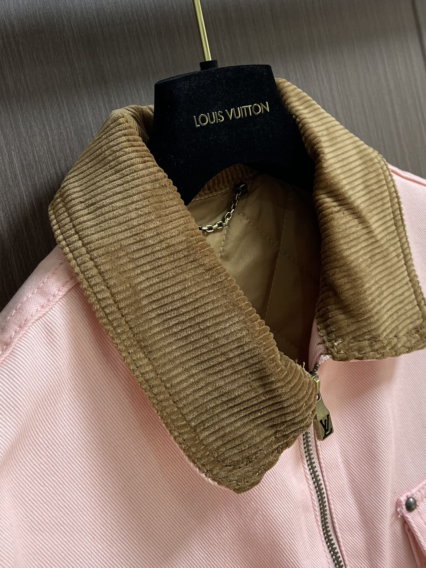 “LV 2025 Autumn Collaboration Series Jacket Review: Pharrell and Nigo Cherry Pink Design” - 图片 3